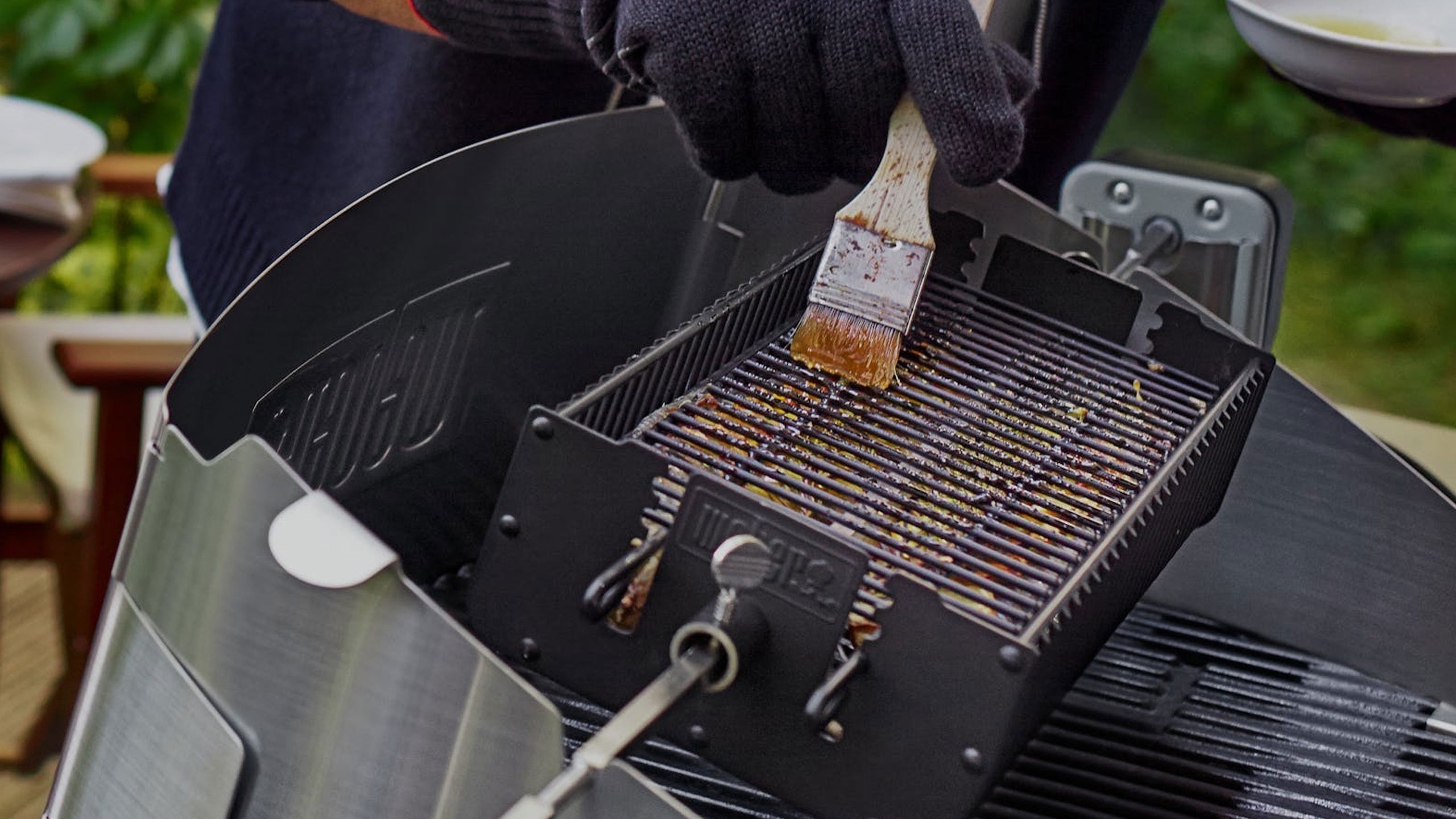 pinsel mit öl, der ein weber grillrost einfettet
