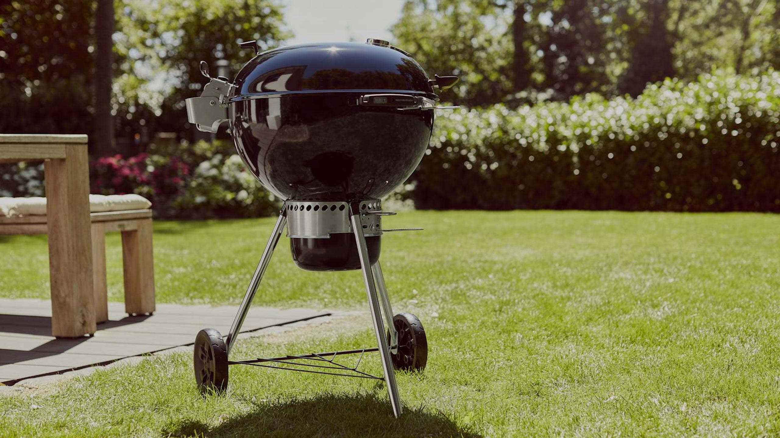weber kugelgrill auf einer wiese