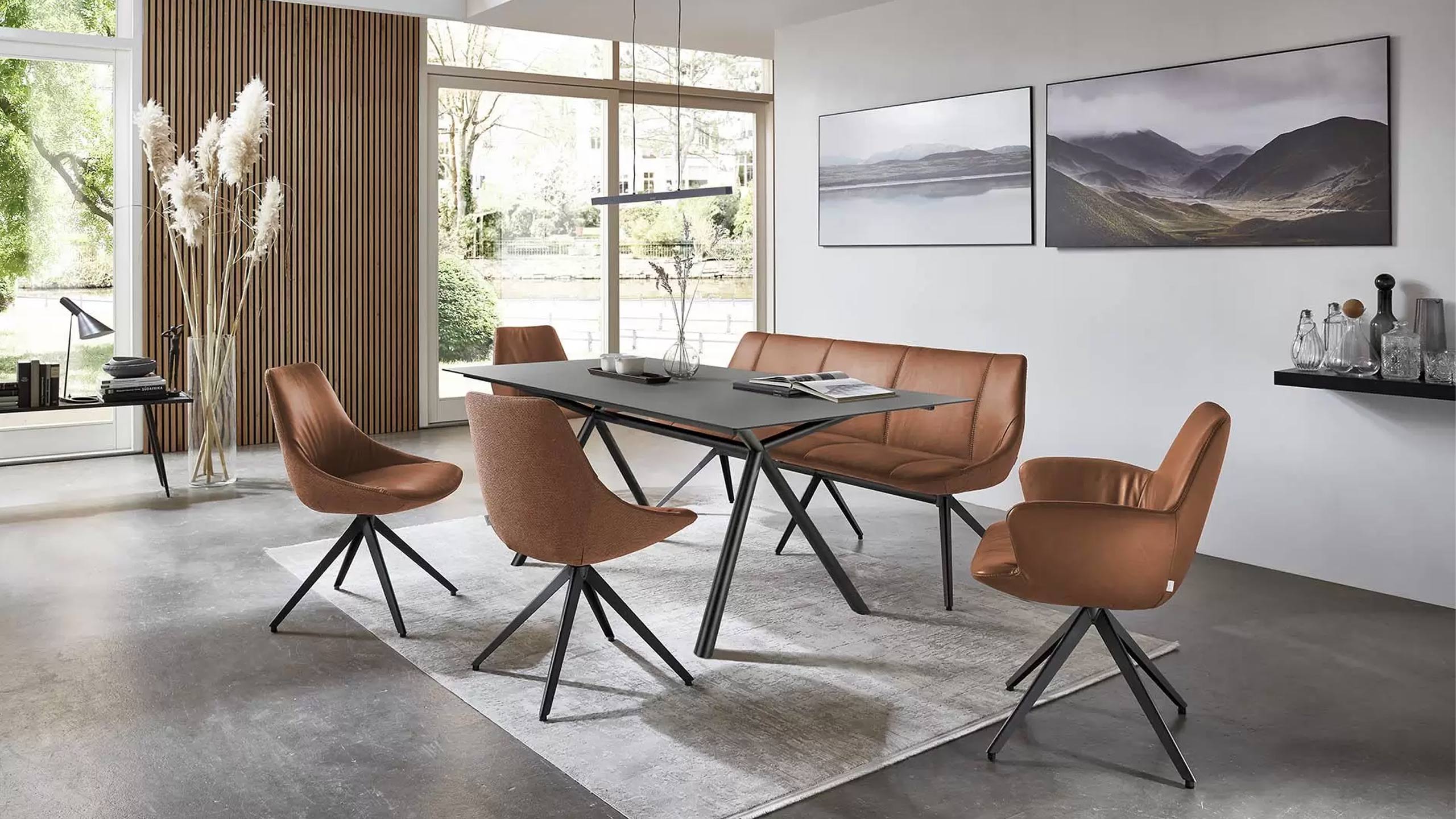 elegantes esszimmer mit bert plantagie maple stuhl in braun