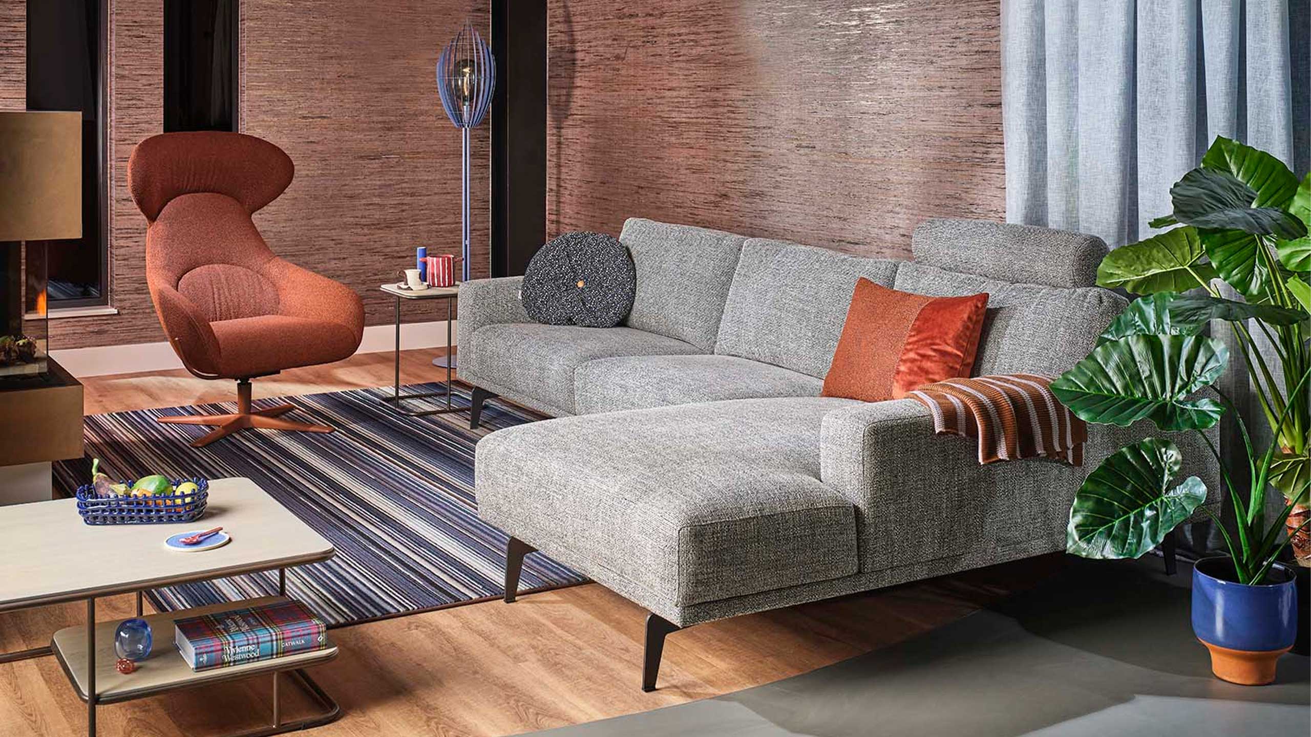 bert plantagie stylo sofa in grau in einem retro wohnzimmer