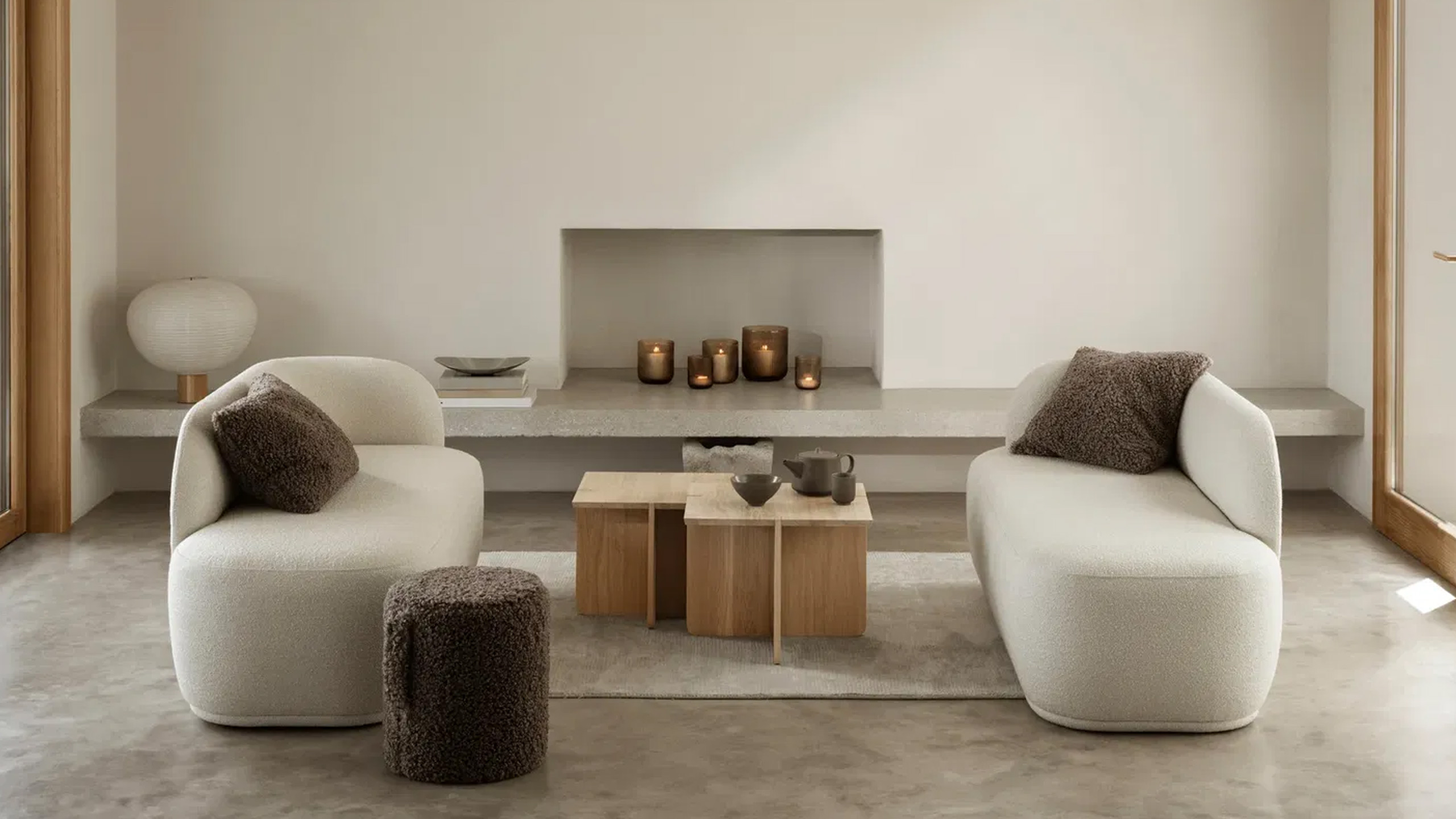 blomus engawa beistelltisch aus holz in einem minimalimus wohnzimmer
