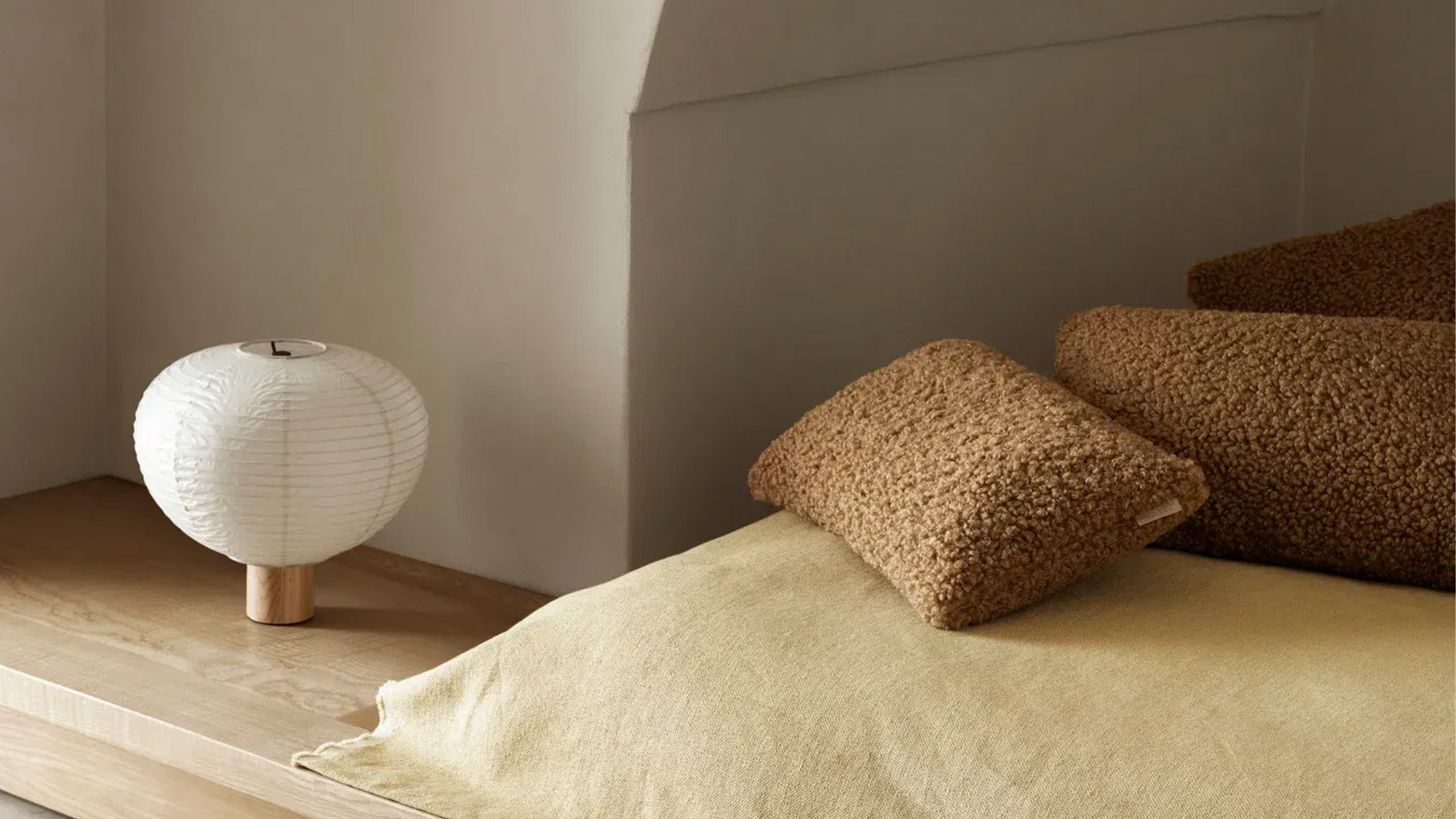 blomus reispapier tischleuchte neben flauschigen kissen