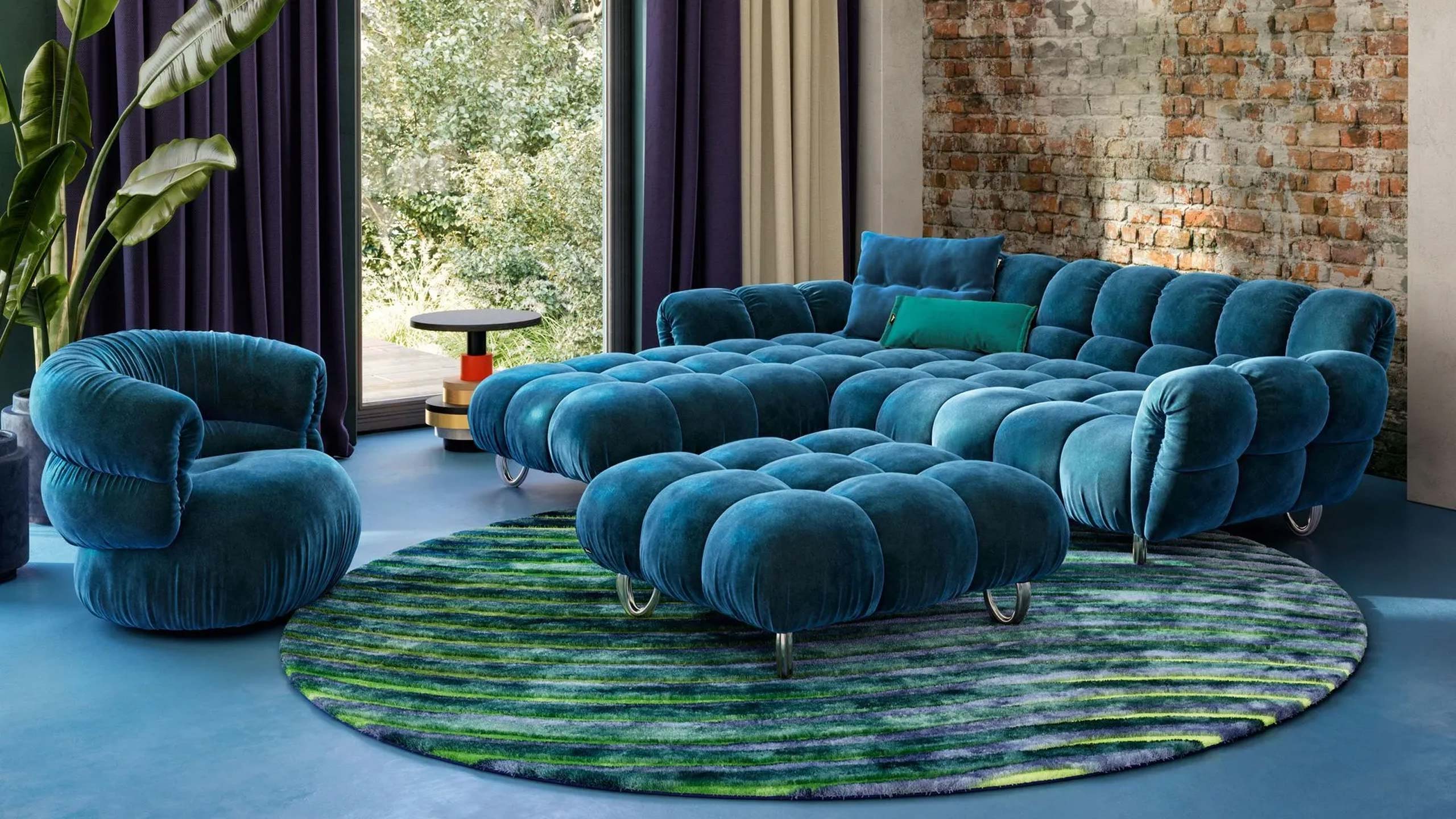 bretz balaao sessel und sofa in blau einem blau-grün-wohnzimmer