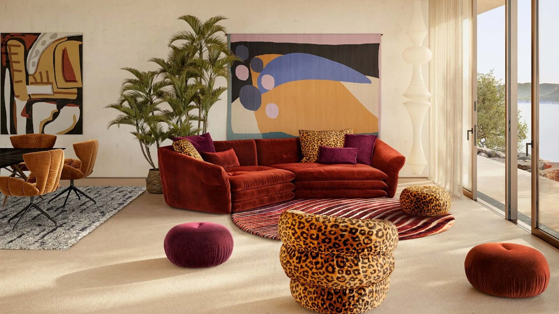 bretz manyara sofa aus samt in einem maximalismus wohnzimmer