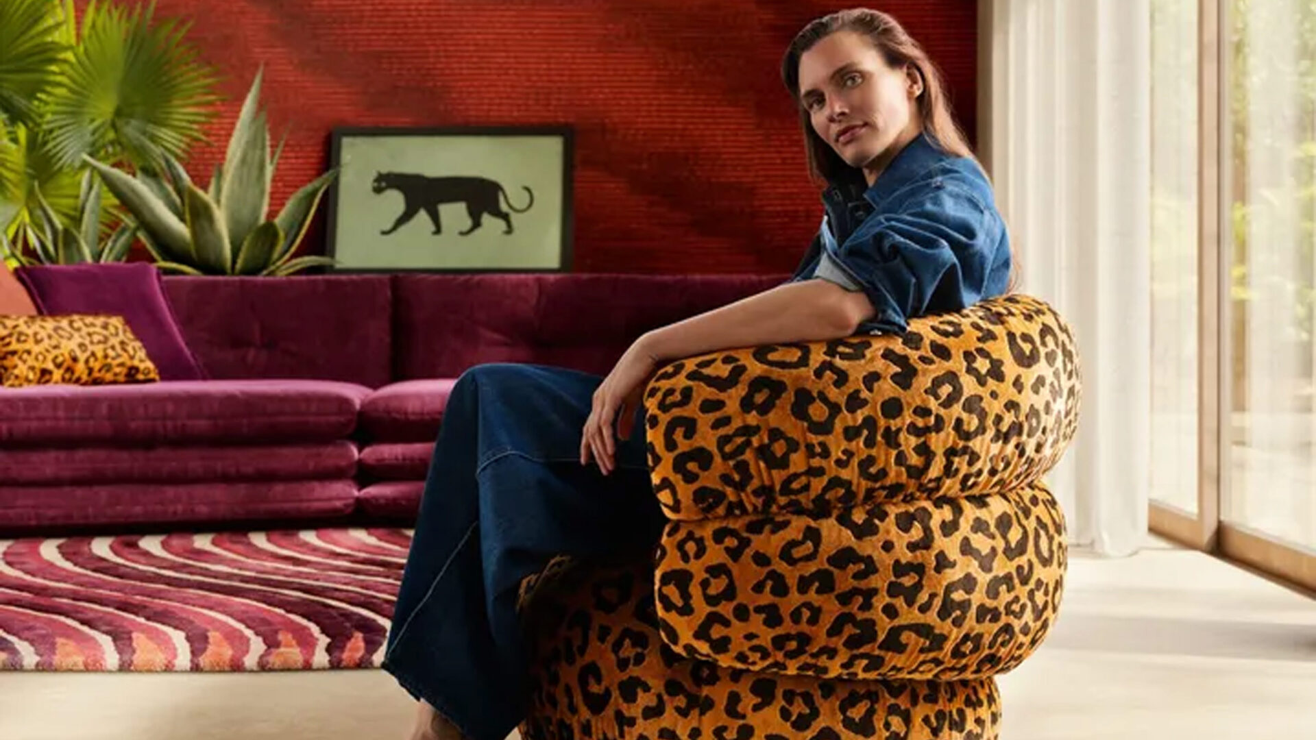 frau sitzt auf einem sessel mit leoprint von bretz