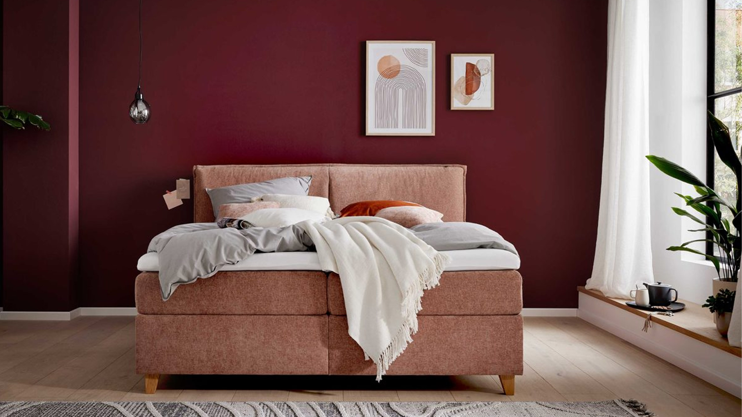 modernes schlafzimmer mit roter wand und dem interliving 1420 boxspringbett