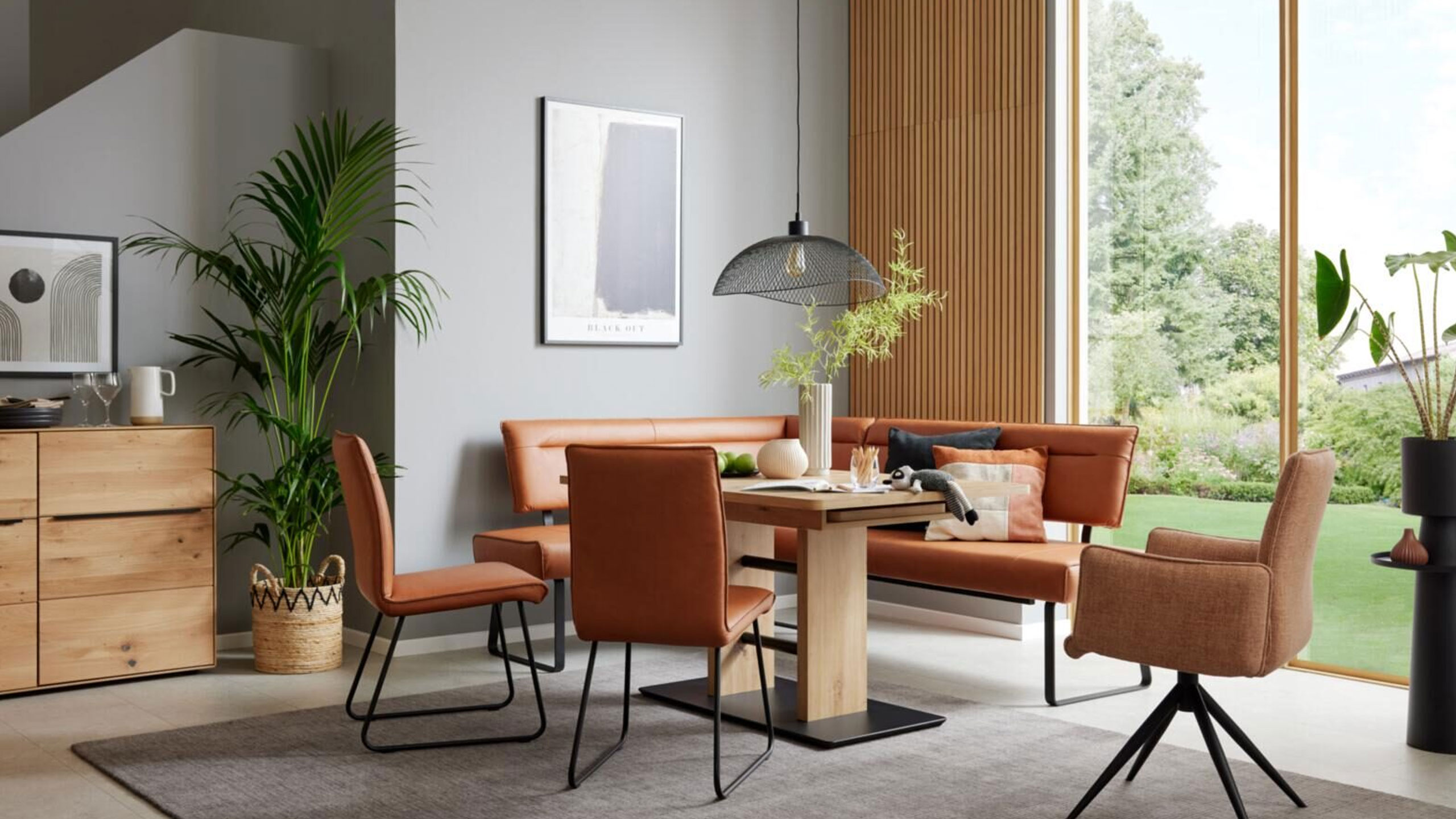 modernes esszimmer mit interliving 5505 esszimmermöbel in orangebraun
