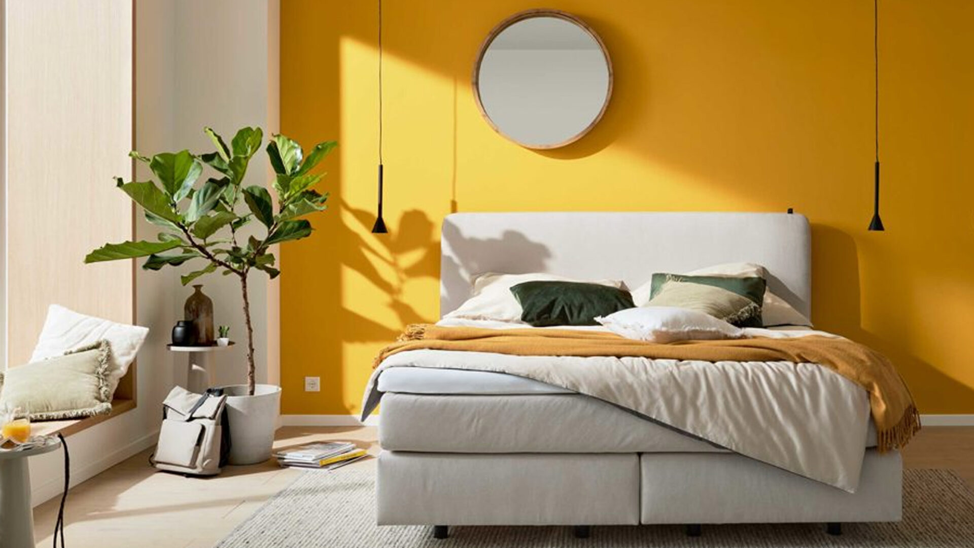 interliving 1420 boxspringbett vor einer gelben wand im schlafzimmer