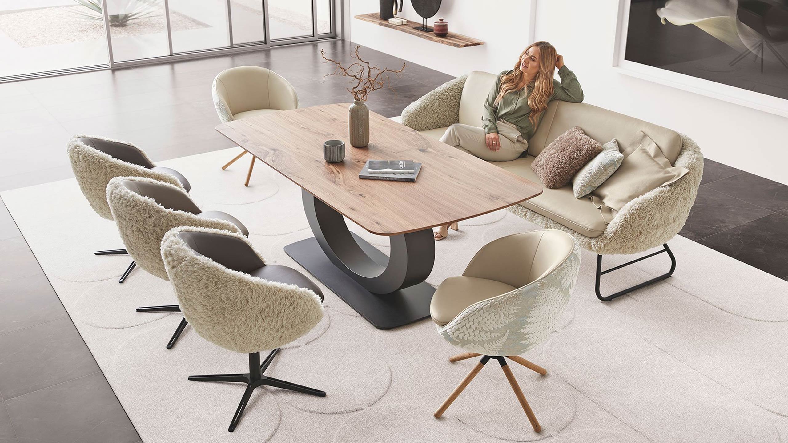 frau sitzt auf der koinor boneo esszimmerbank in einem modernen esszimmer