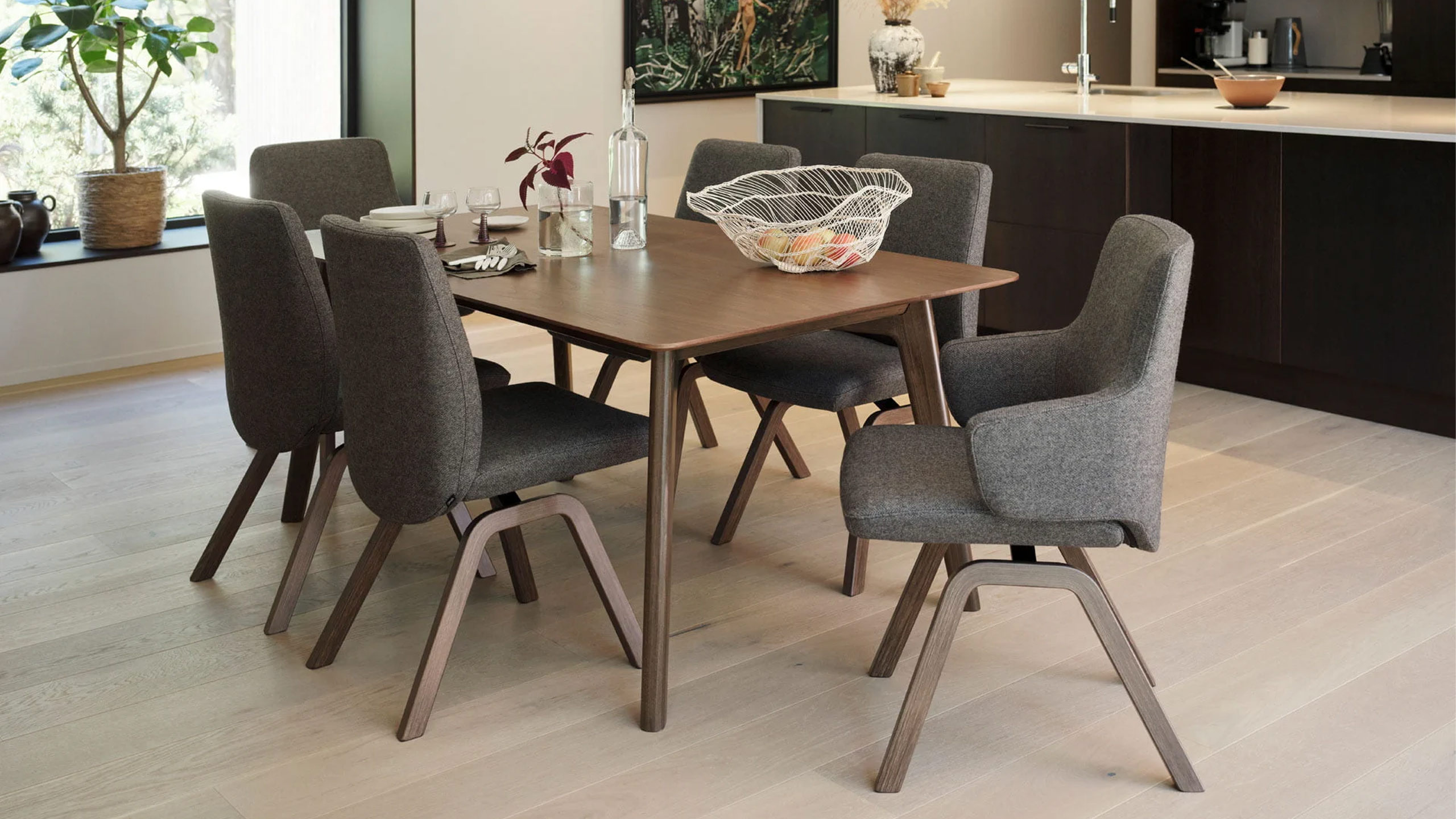 stressless vanilla esszimmerstühle in grau am dunklen holzesstisch