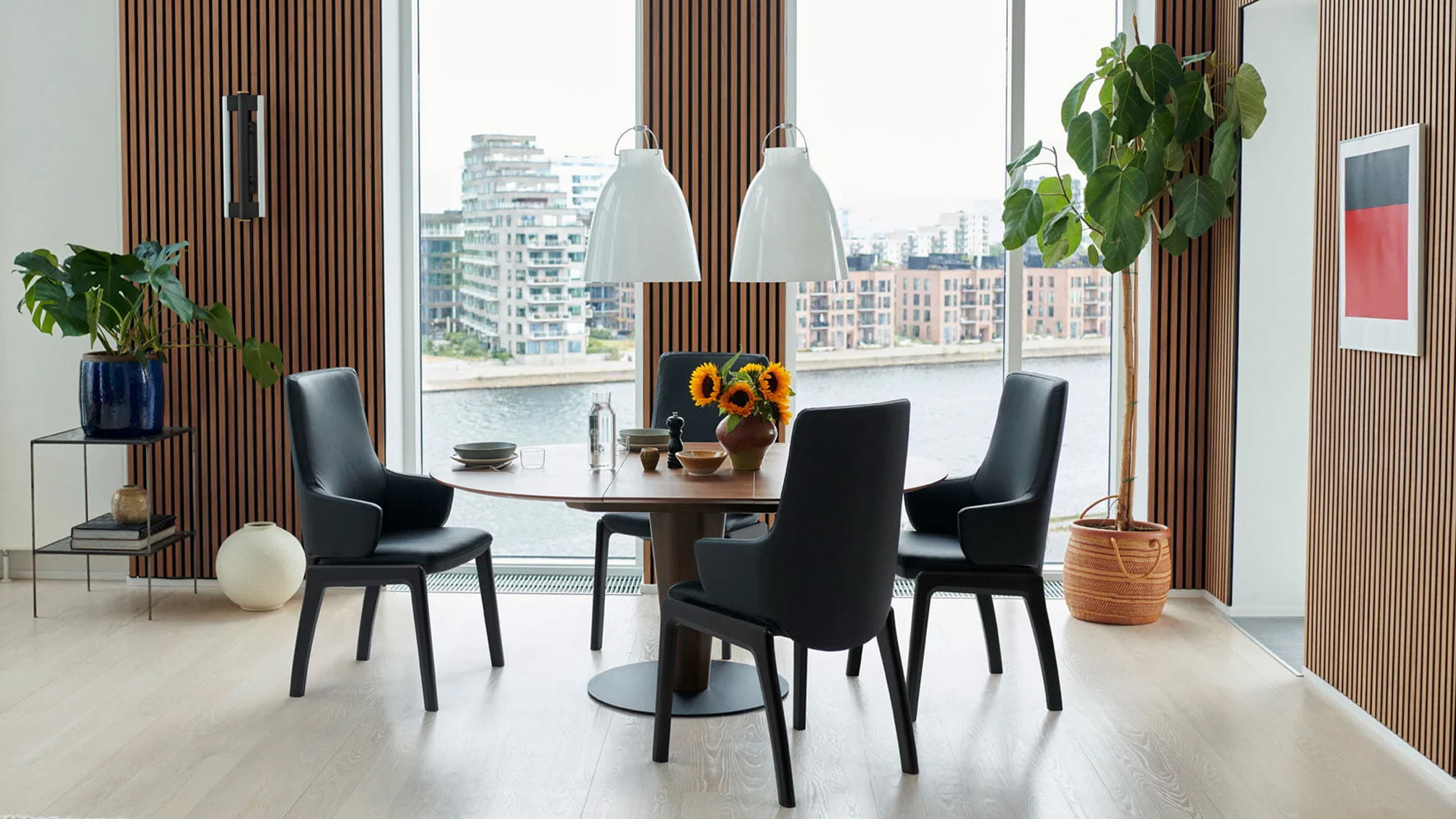 modernes esszimmer mit dunklen stressless vanilla stühlen