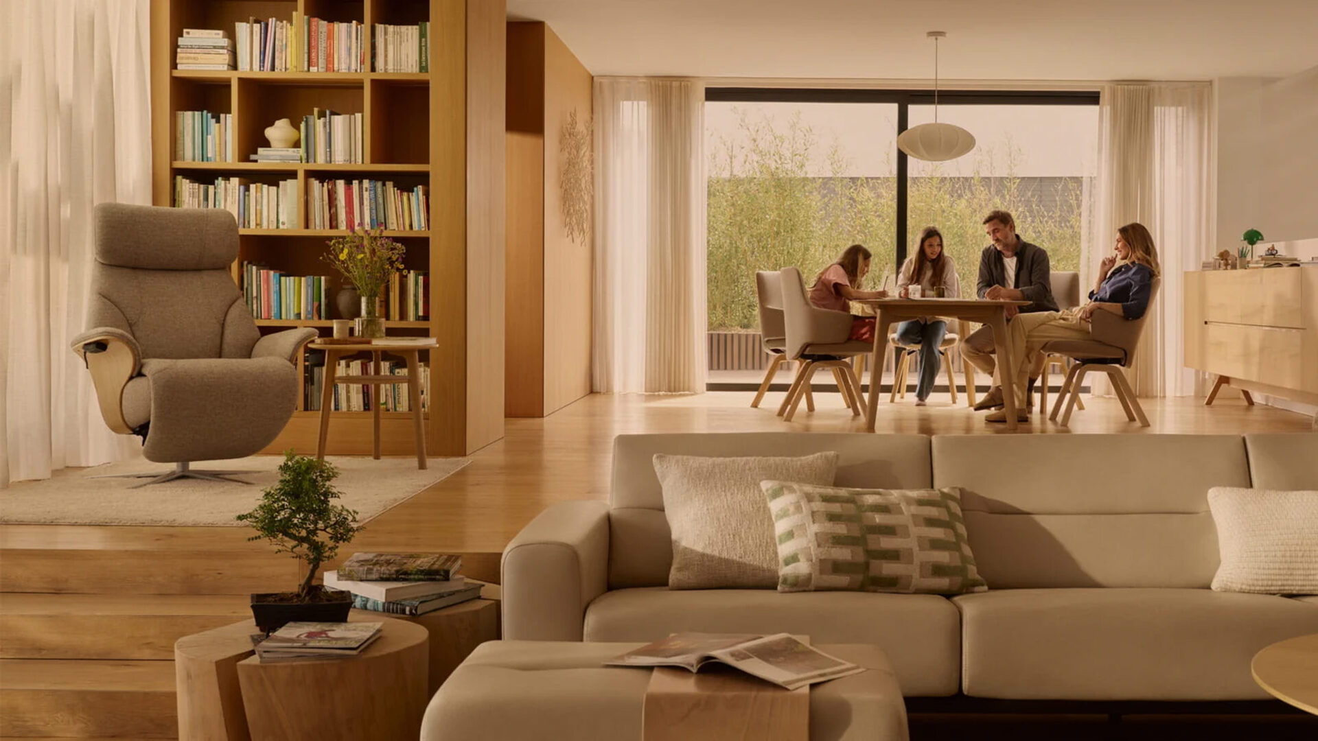 familie am esstisch in einem stressless ess-wohnzimmer