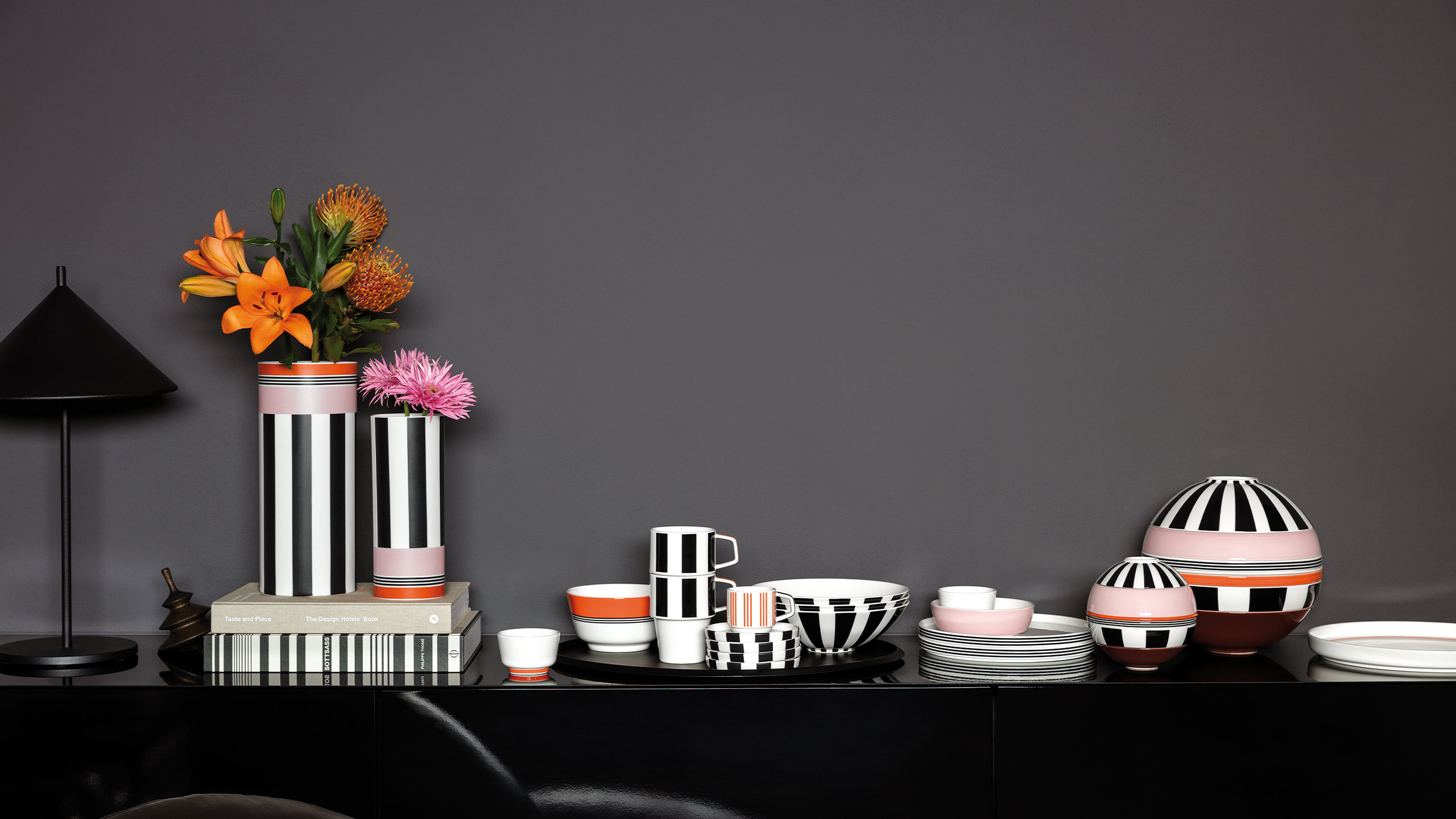 villeroy & boch memphis collection geschirr in schwarz weiß rosa auf einem dunklen sideboard