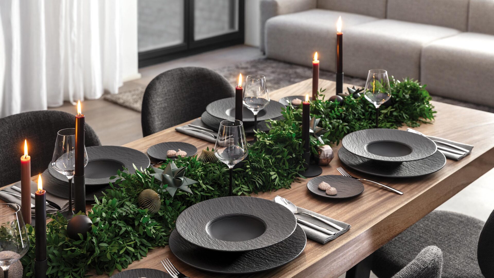 villeroy & boch manufacture rock geschirr in schwarz auf einem weihnachtstisch gedeckt mit schwarzen kerzen