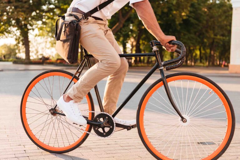 junger Mann auf einem Fahrrad