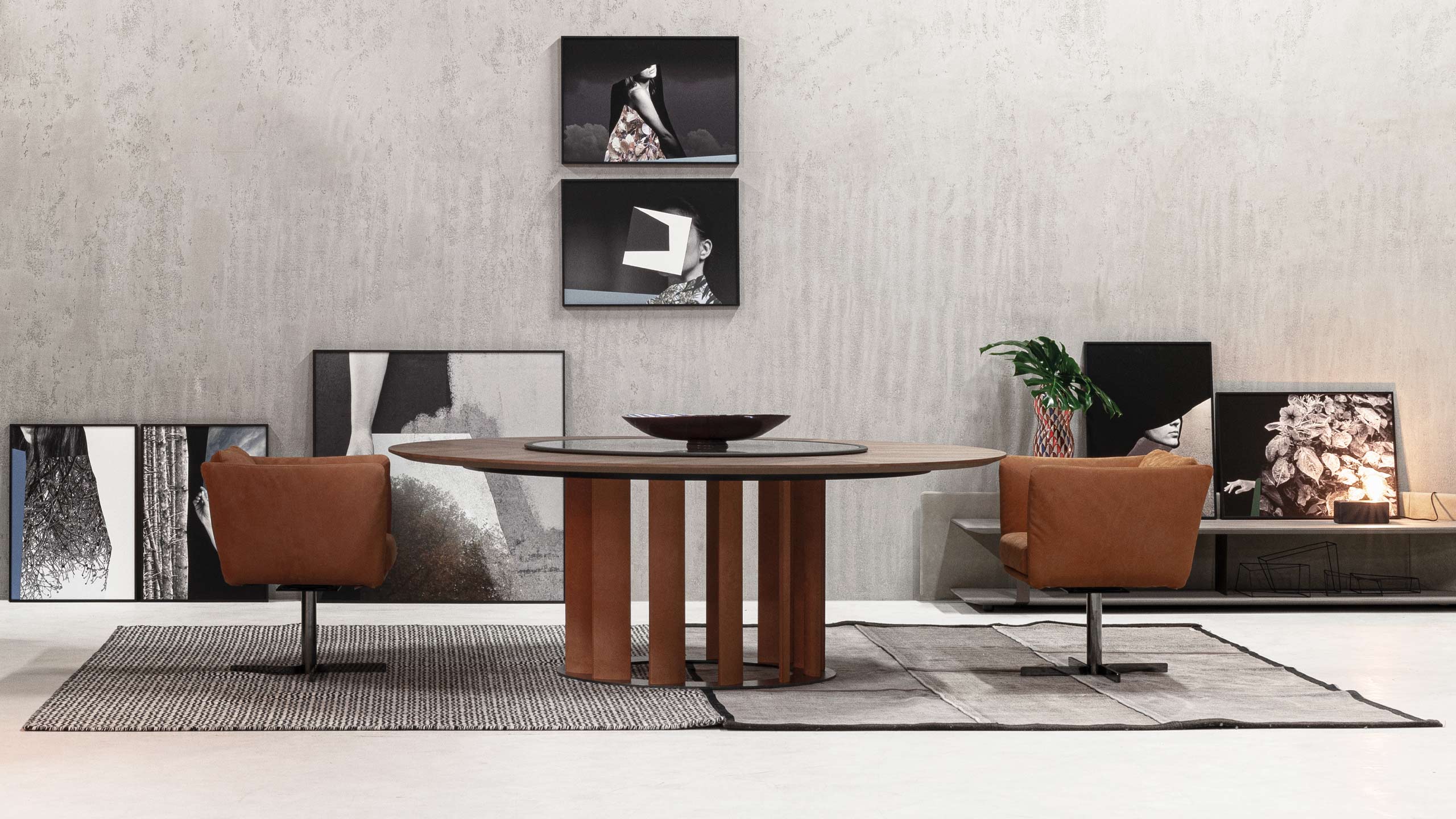 cierre tao design esstisch im raum mit designerbildern in schwarz-weiß-optik
