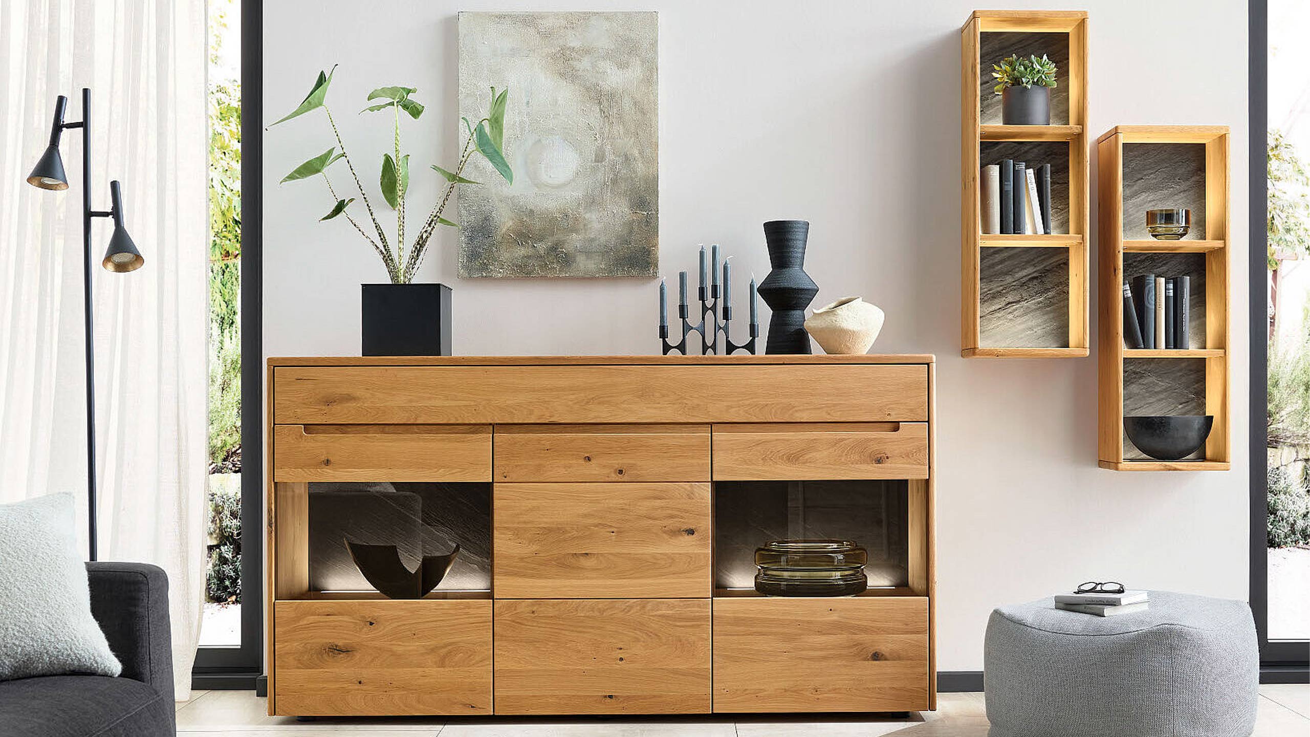 massivholz sideboard decker rayon mit schwarzer deko