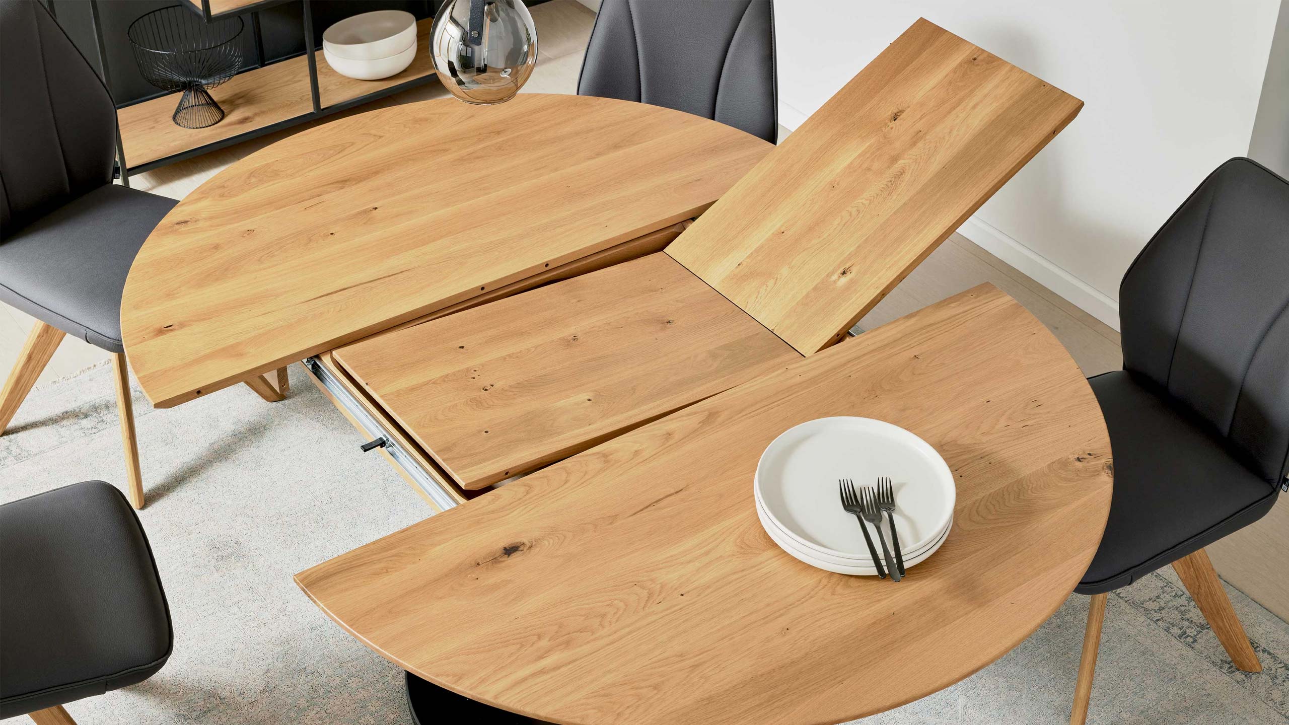ausziehbarer esstisch rund aus der interliving 5102 esszimmer serie