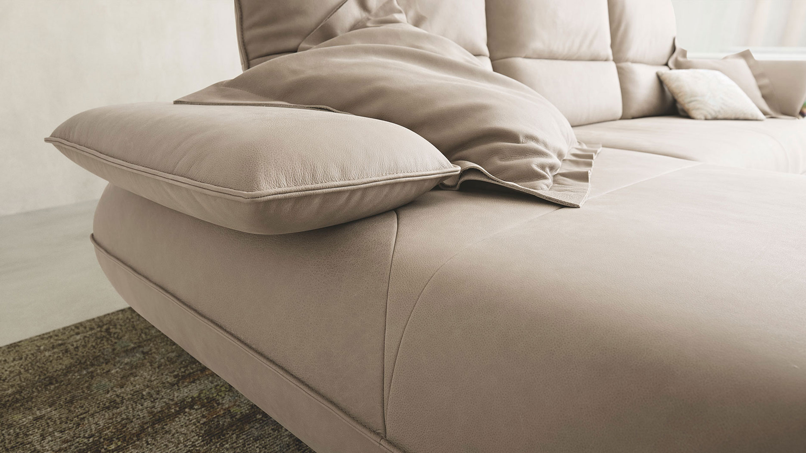 leder detail am koinor ledersofa amy