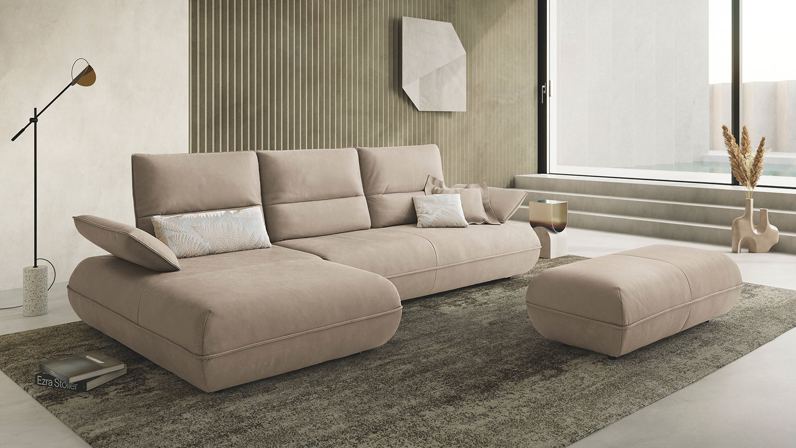 koinor amy sofa aus hellem leder in einem beige wohnzimmer