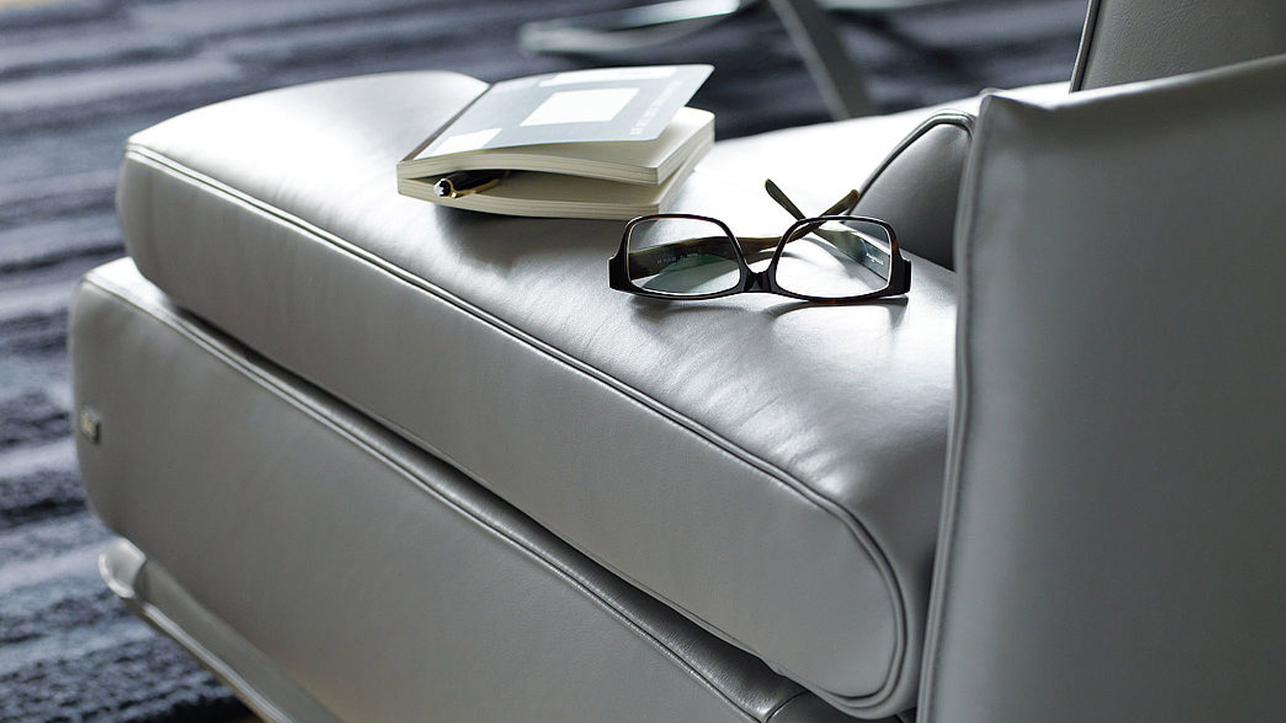 detail vom ledersofa aus der rolf benz 6500 serie