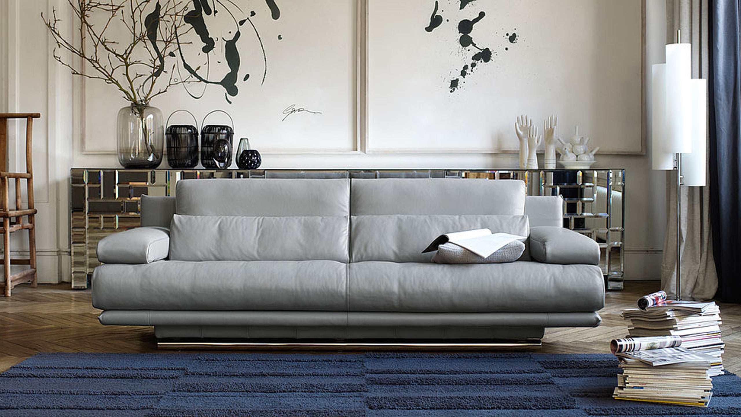 graues rolf benz 6500 aus leder in einem modernen wohnzimmer vor einem spiegel sideboard