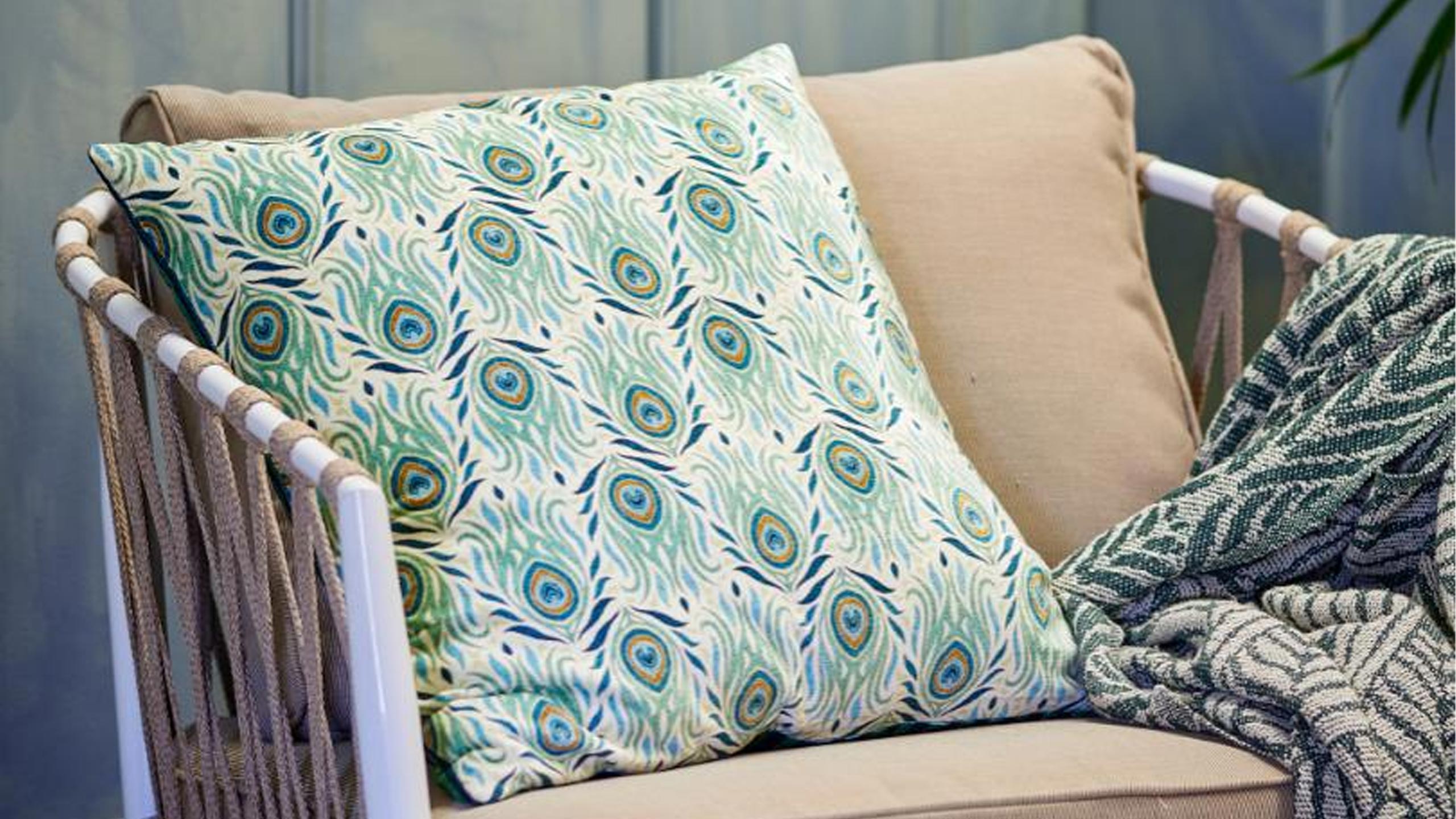 bloomingville adia kissen mit pfaumuster auf einem sessel