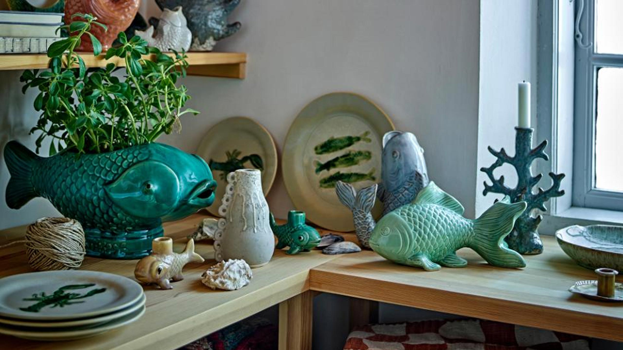 bloomingville burne fisch deko in verschiedenen formen auf einer holz anrichte