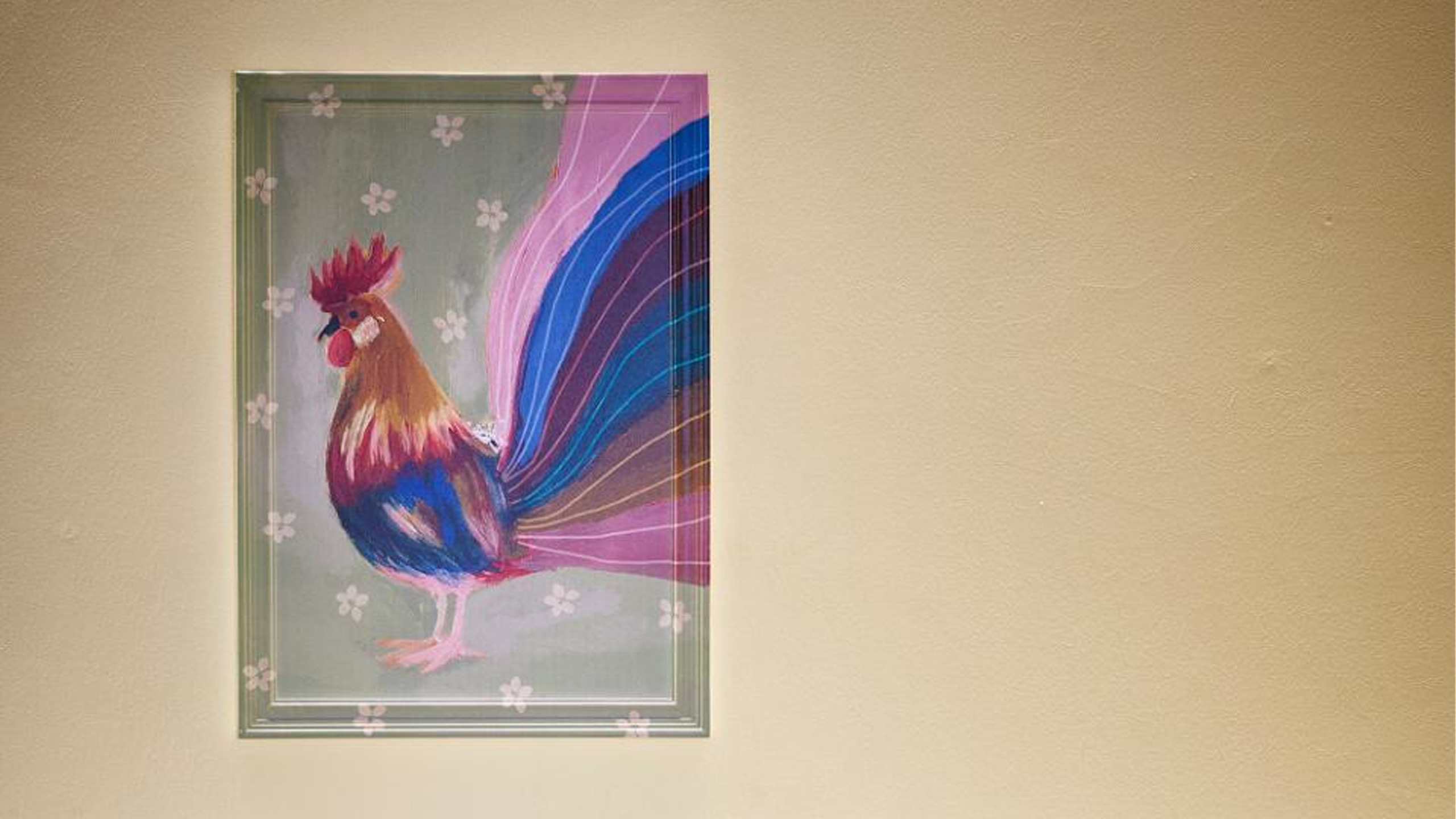 bloomingville hanaia hahn wandbild an einer beigen wand