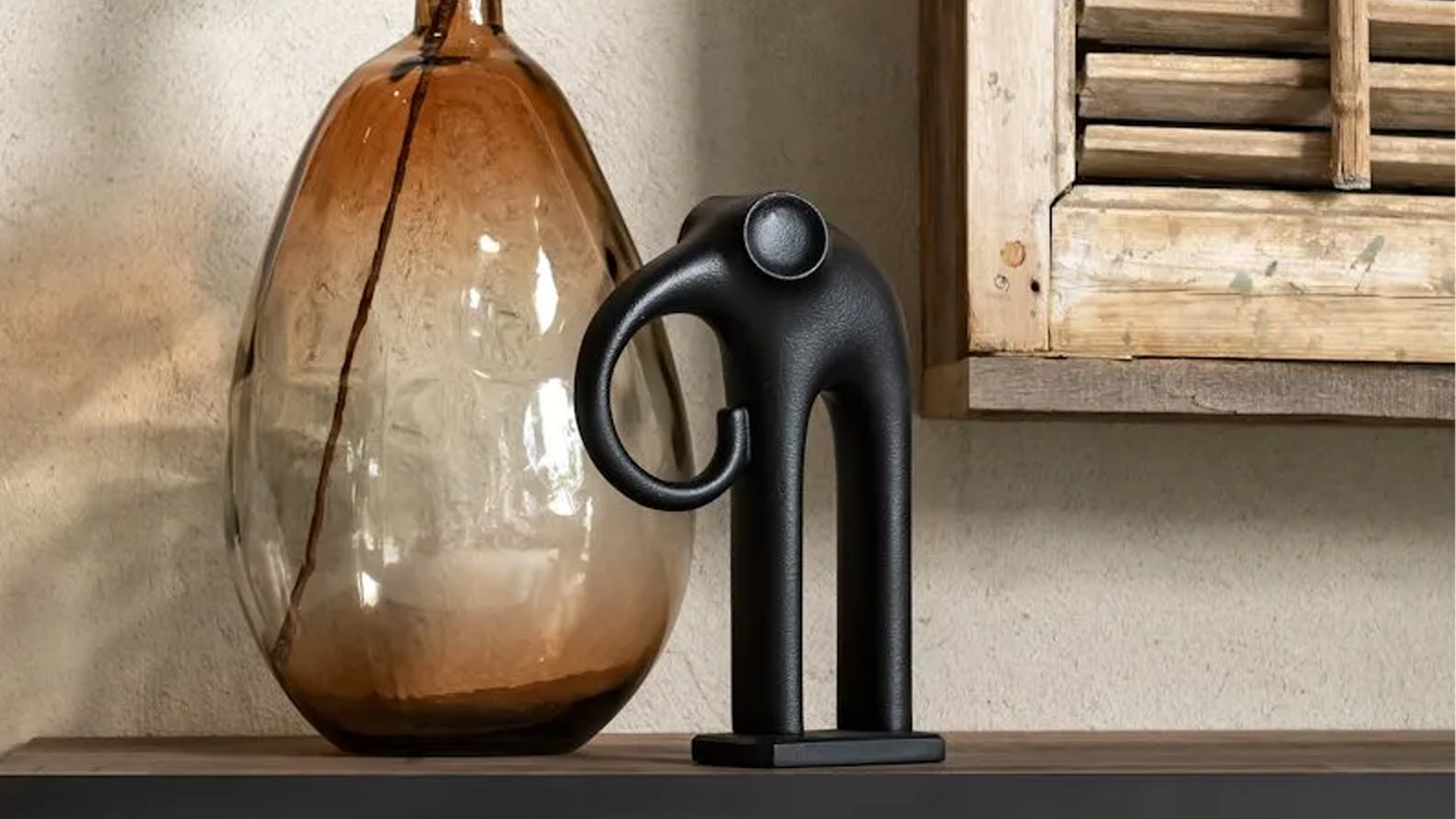 habufa deko figur elefant in schwarz auf einem sideboard neben einer großen vase