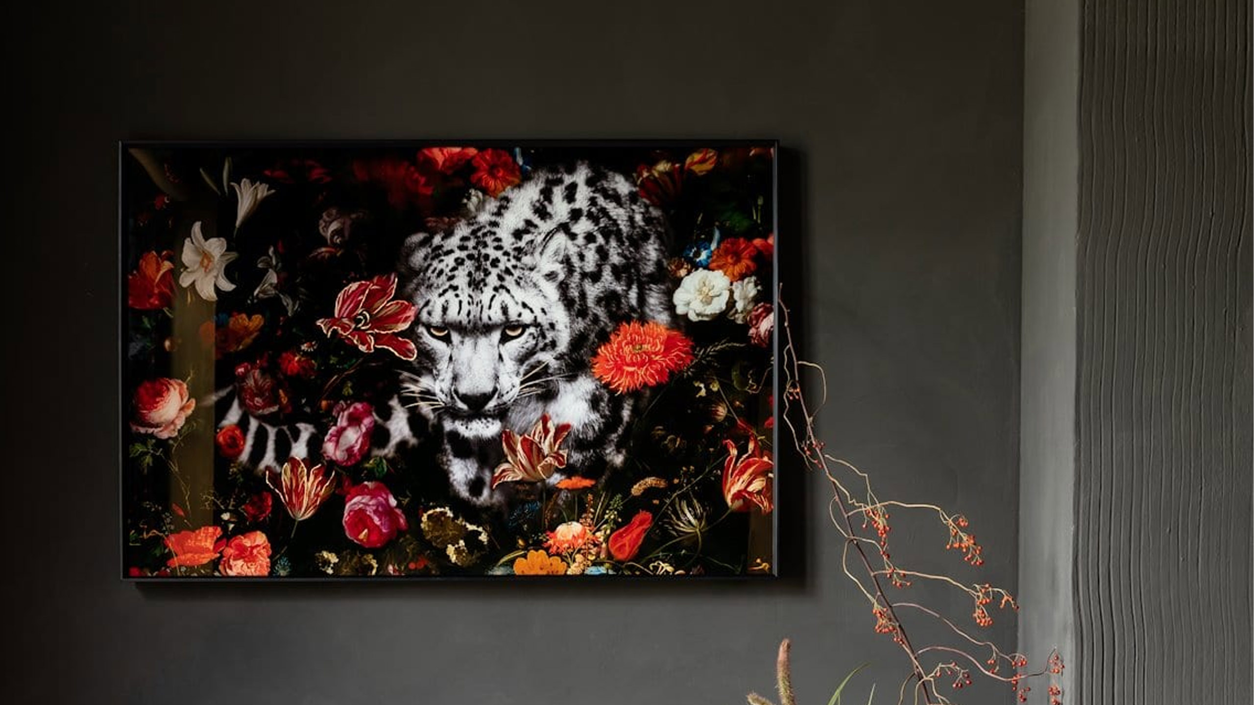 habufa wandbild mit leopard und blumen in schwarz rot und orange an einer grauen wand