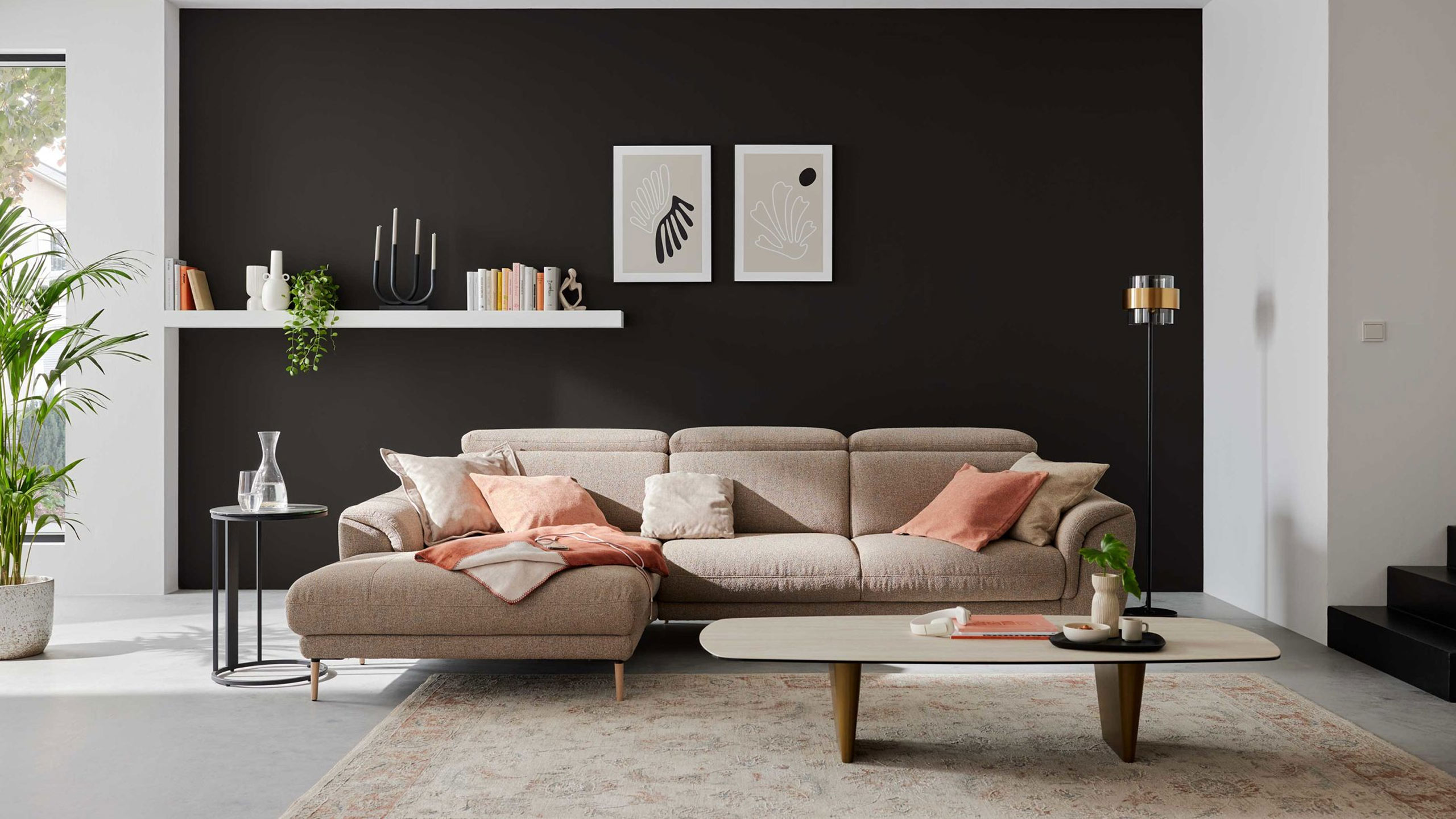 interliving 4461 ecksofa in hellbraun vor einer schwarzen wand im modernen wohnzimmer