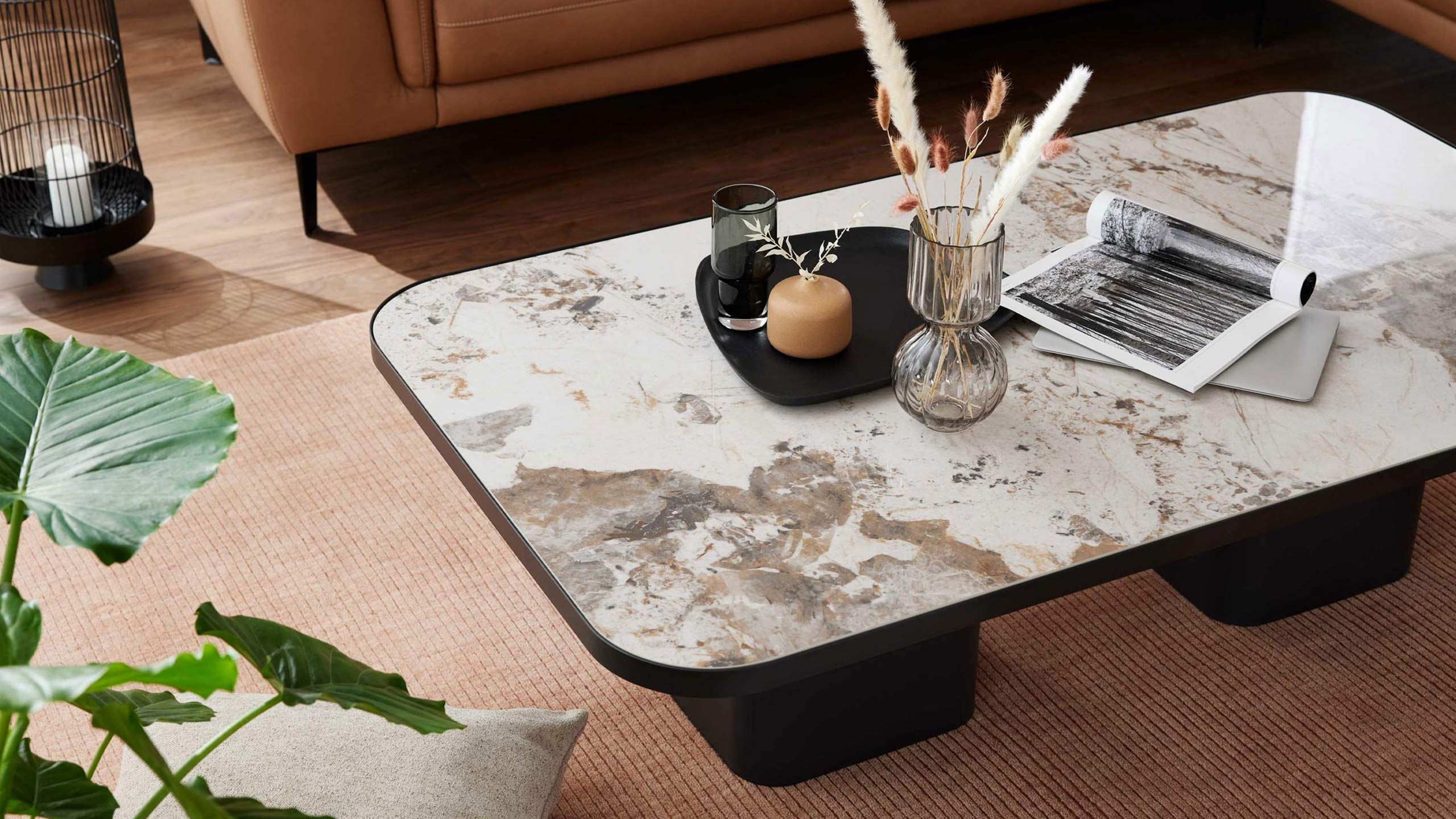 interliving 6229 couchtisch in marmoroptik mit deko drauf