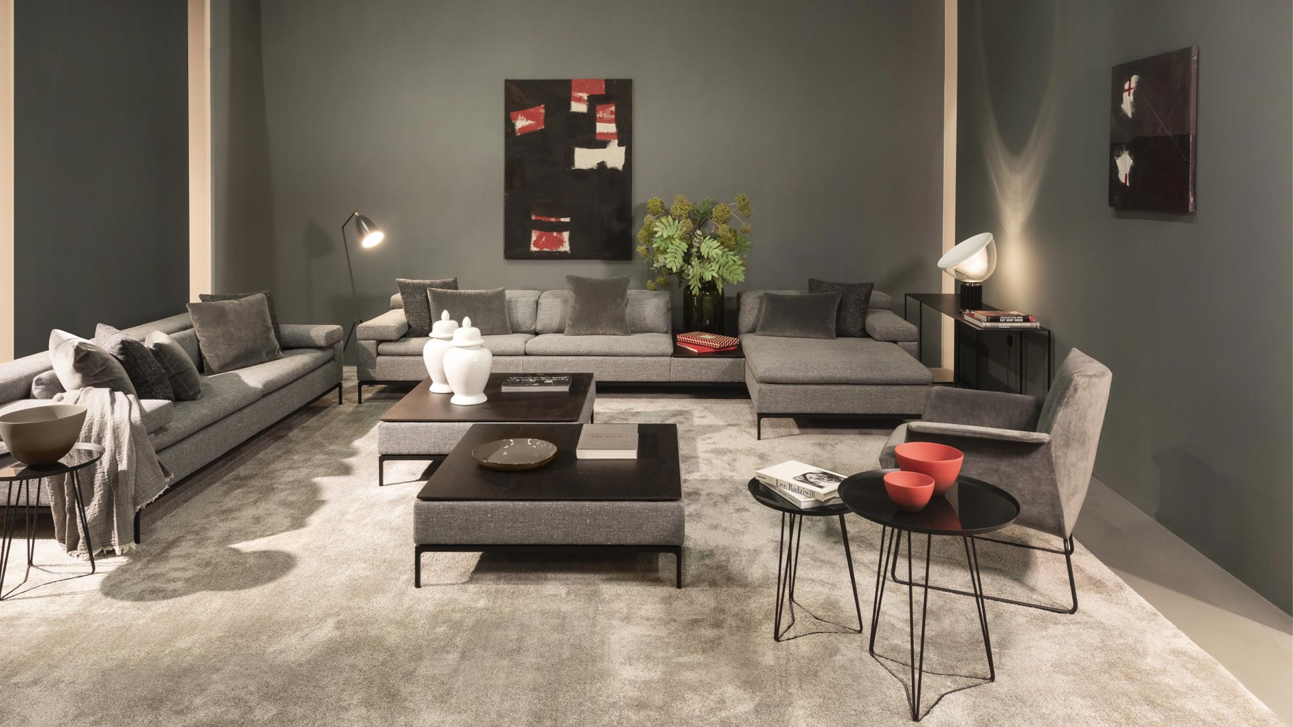 jori shiva table couchtisch in einem grauen wohnzimmer