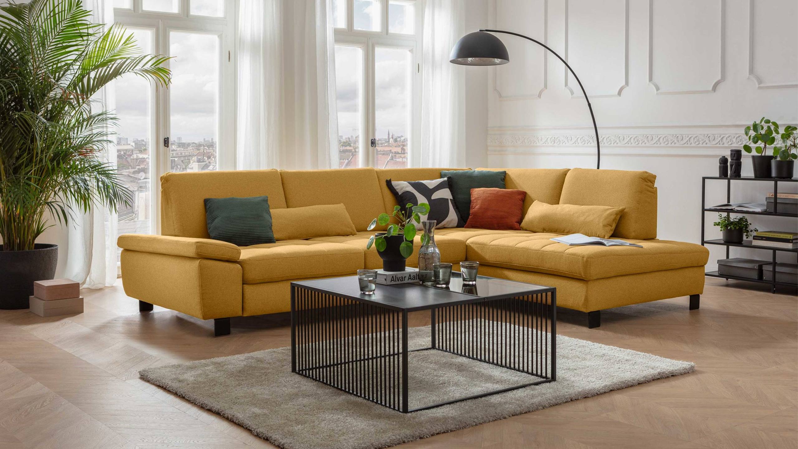 kawoo 7533 ecksofa in gelb in einem altbau wohnzimmer