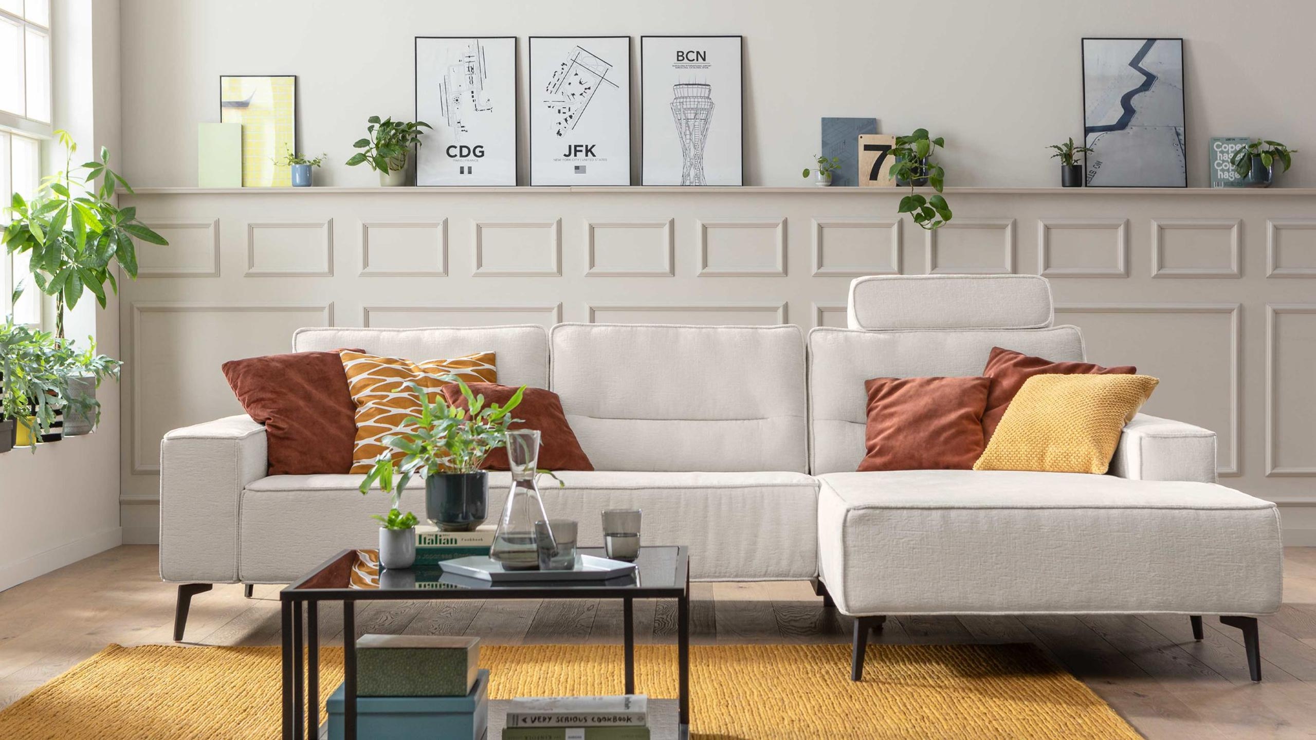 kawoo kw mp1197 sofa in weiß vor einer wand mit bilderdeko