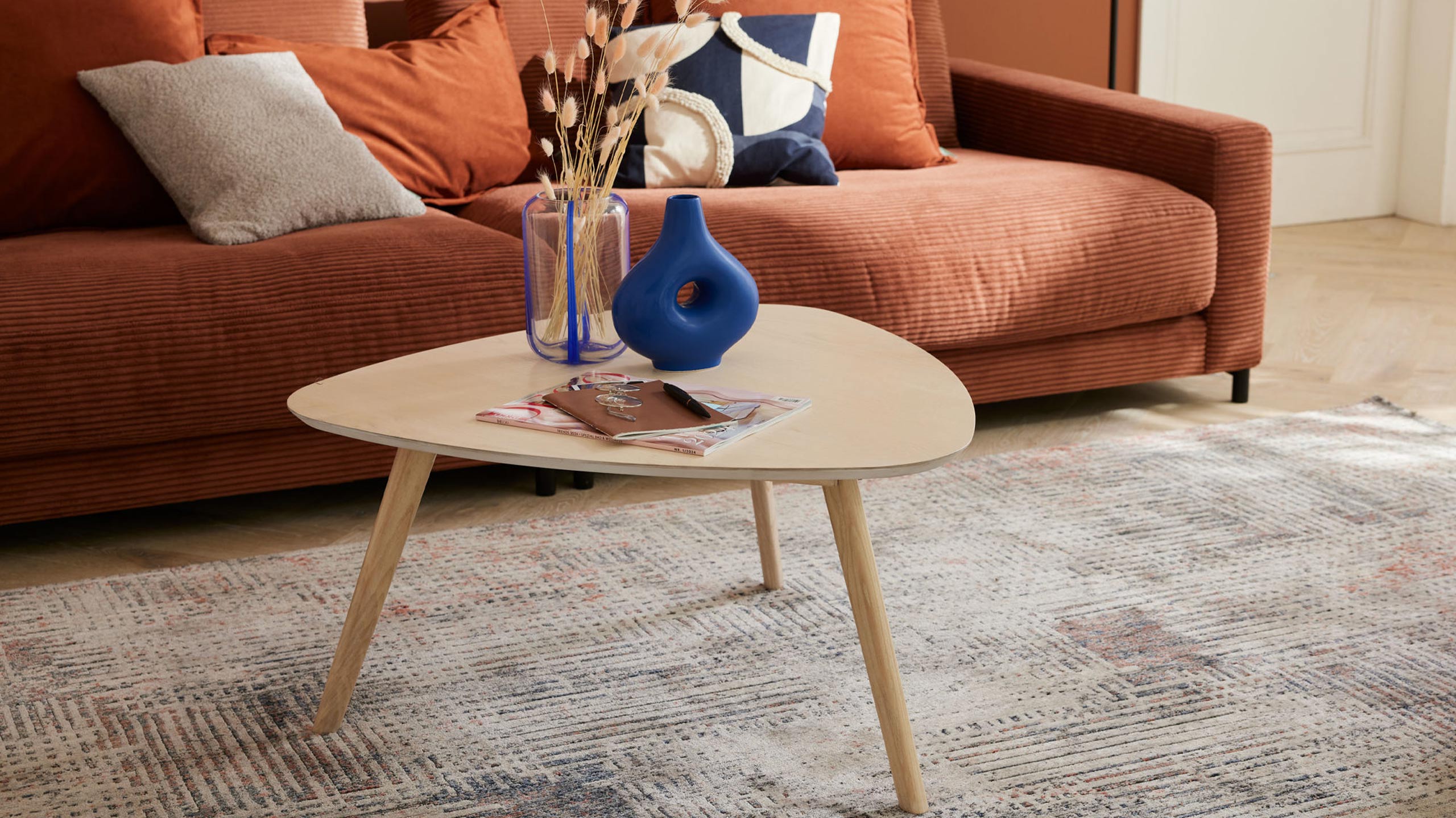 roomio 2000 couchtisch retro vor einem cordsofa