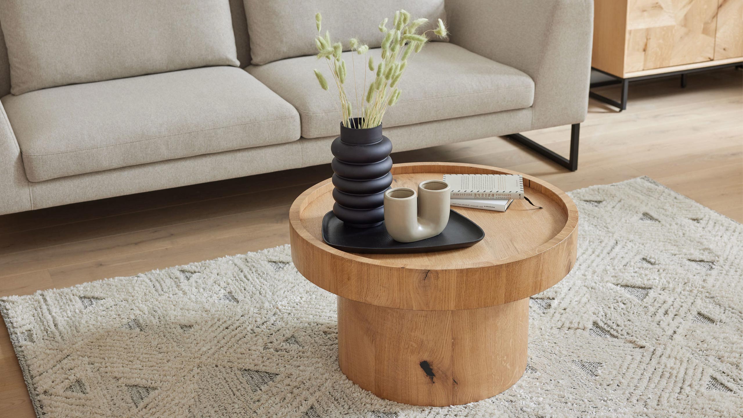 roomio 2002 couchtisch rund aus eiche holz mit deko drauf