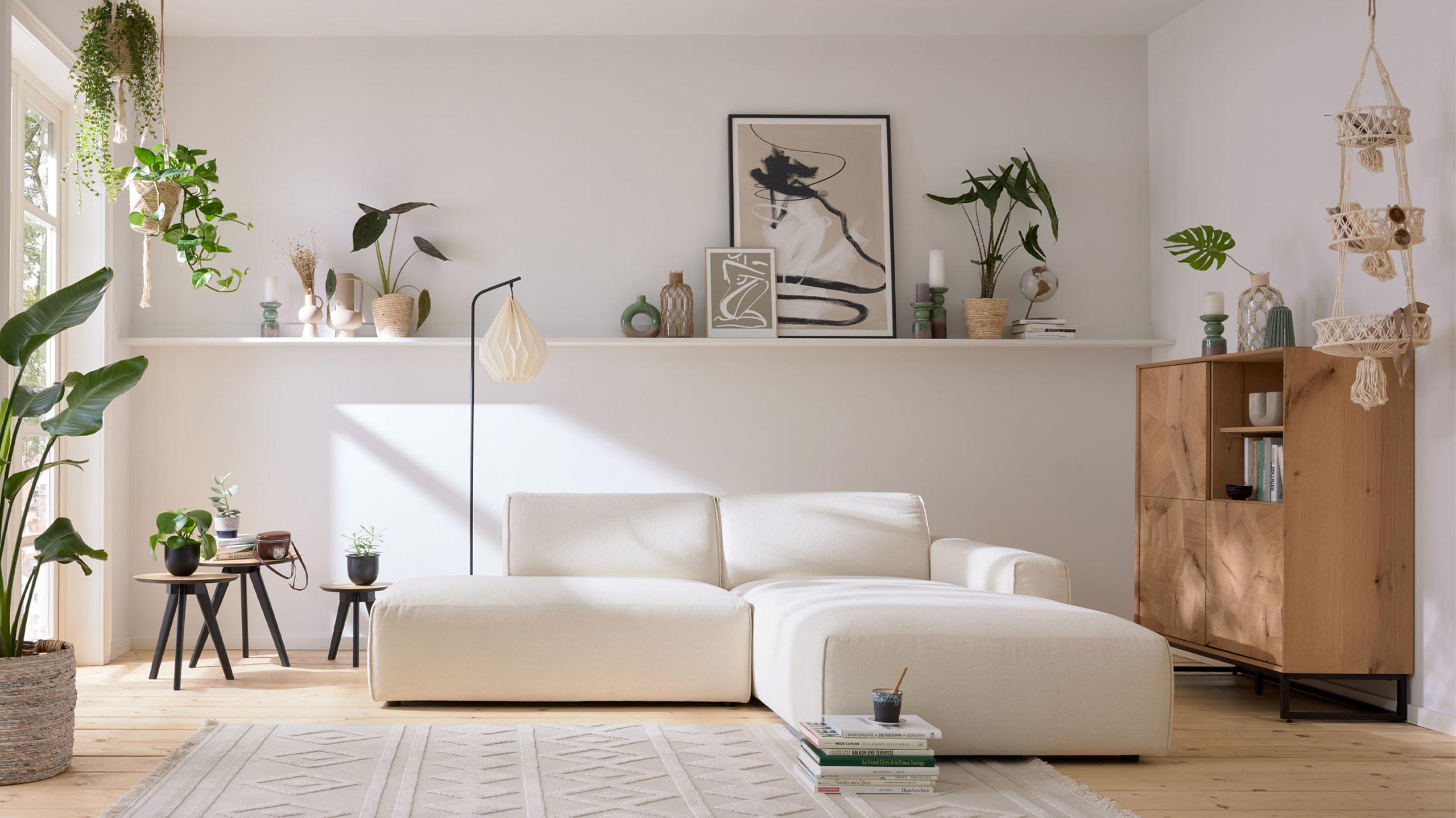 roomio 4100 sofa in weiß in einem deko reichen wohnzimmer