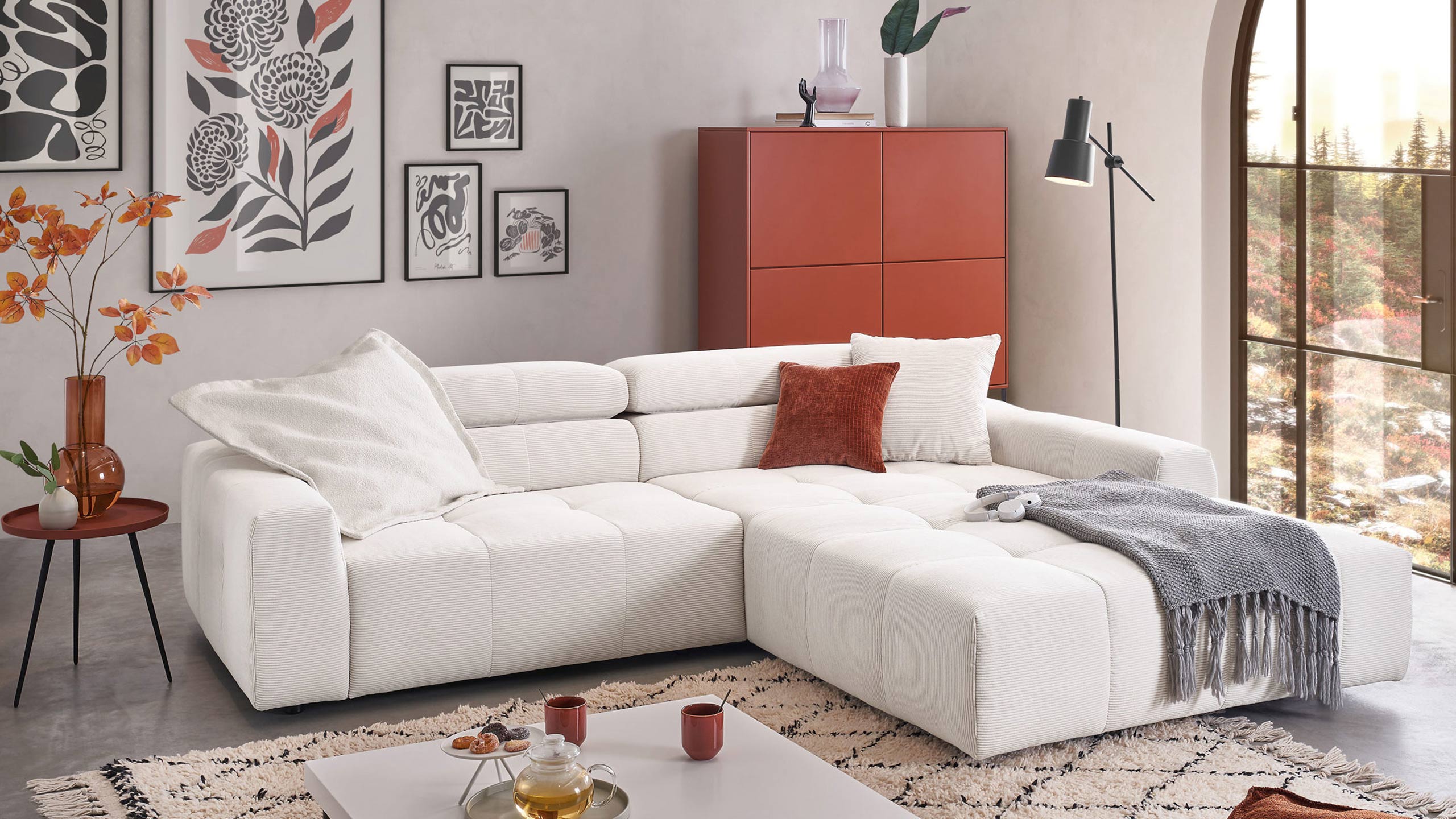 sofakultur sk 748 cord sofa in weiß in einem wohnzimmer mit rot akzenten