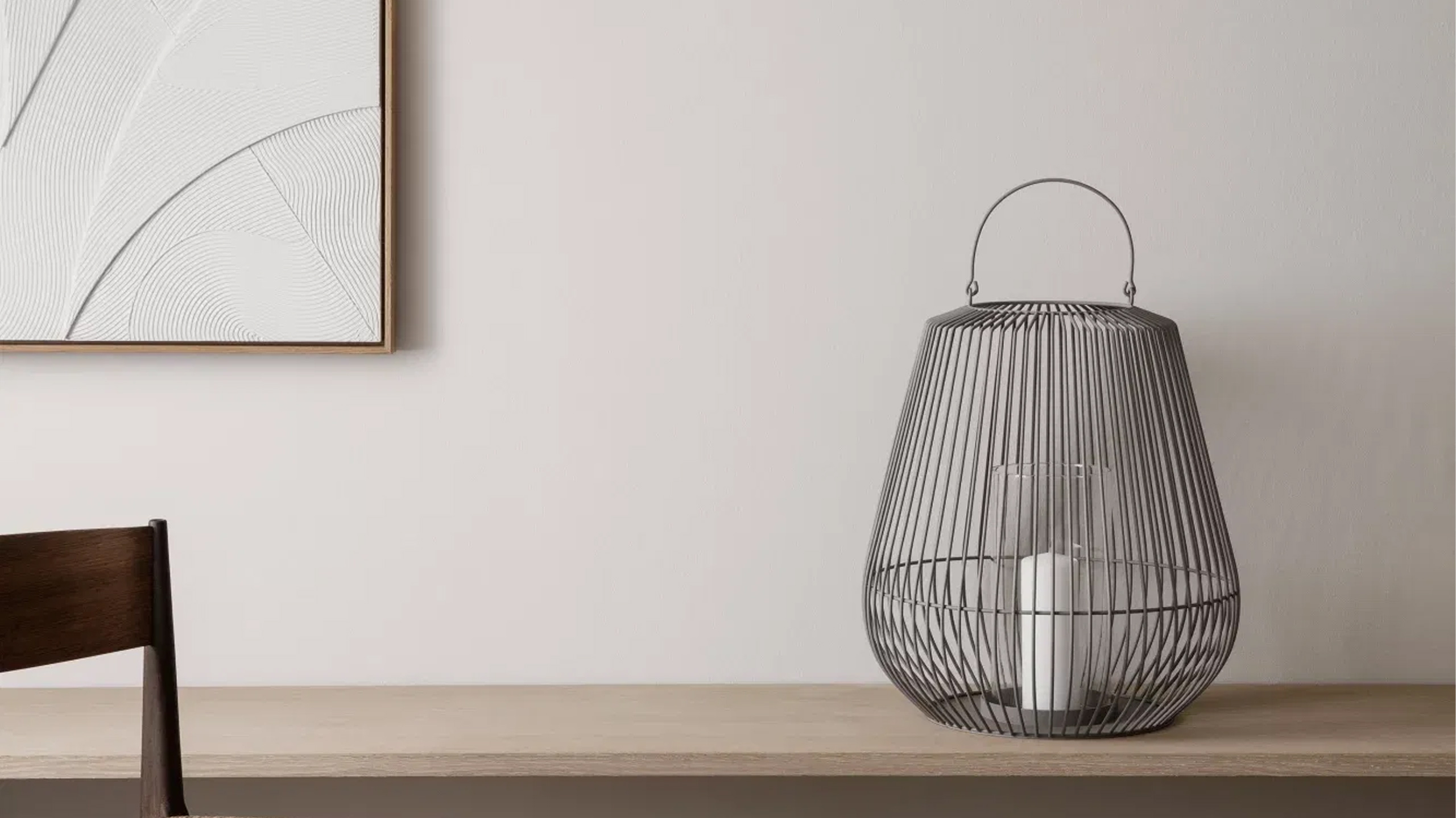 blomus nidea laterne aus stahl auf einem holz sideboard