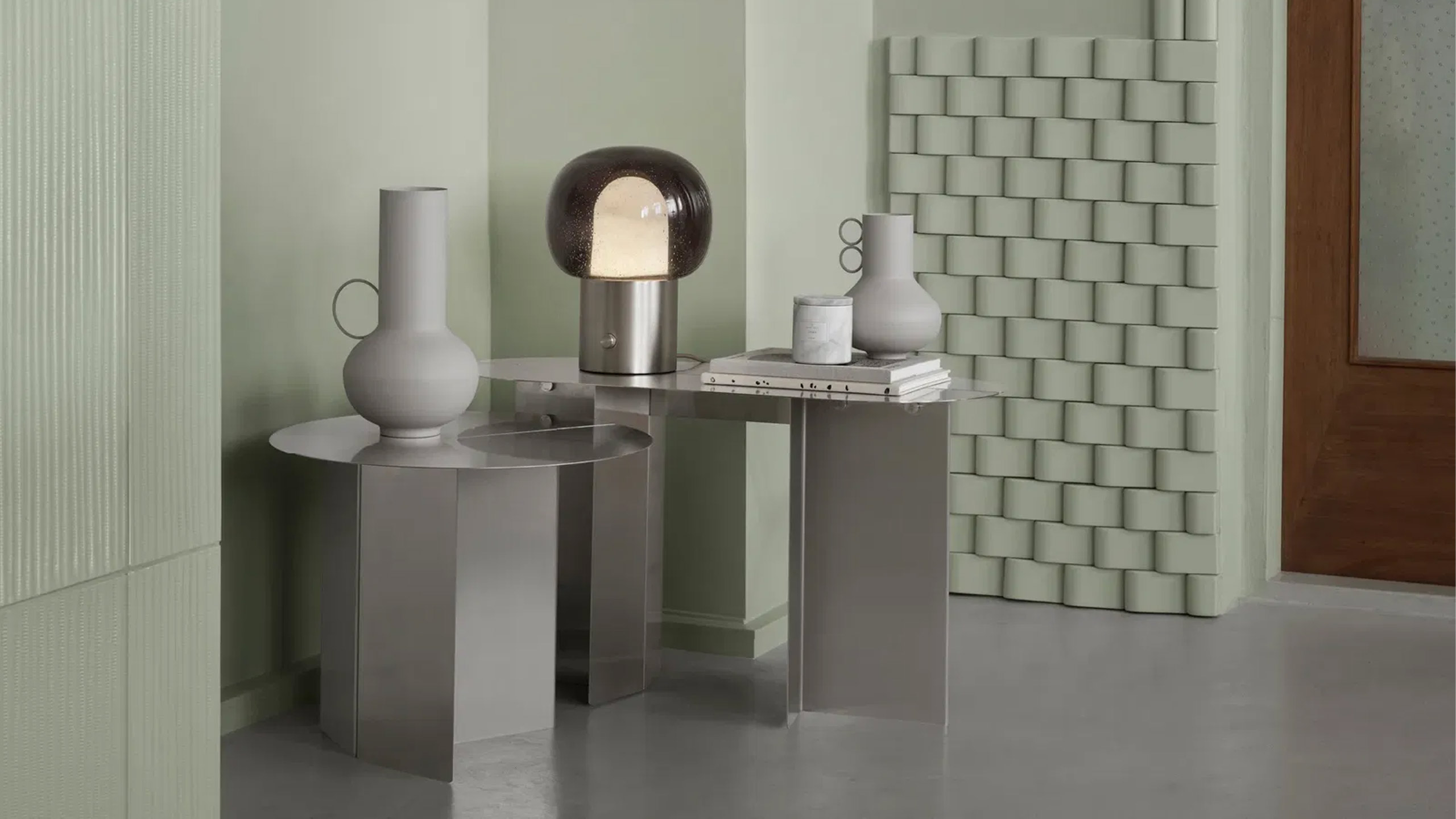 blomus ori sitzbank aus edelstahl mit silber deko drauf