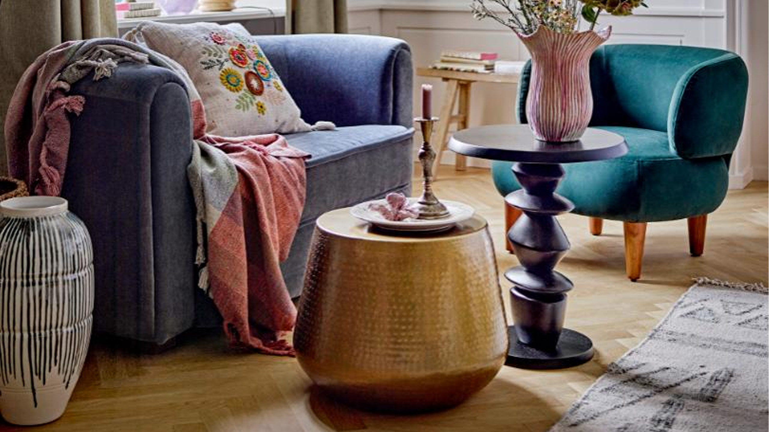 bloomingville avola couchtisch aus messing in einem bunten wohnzimmer