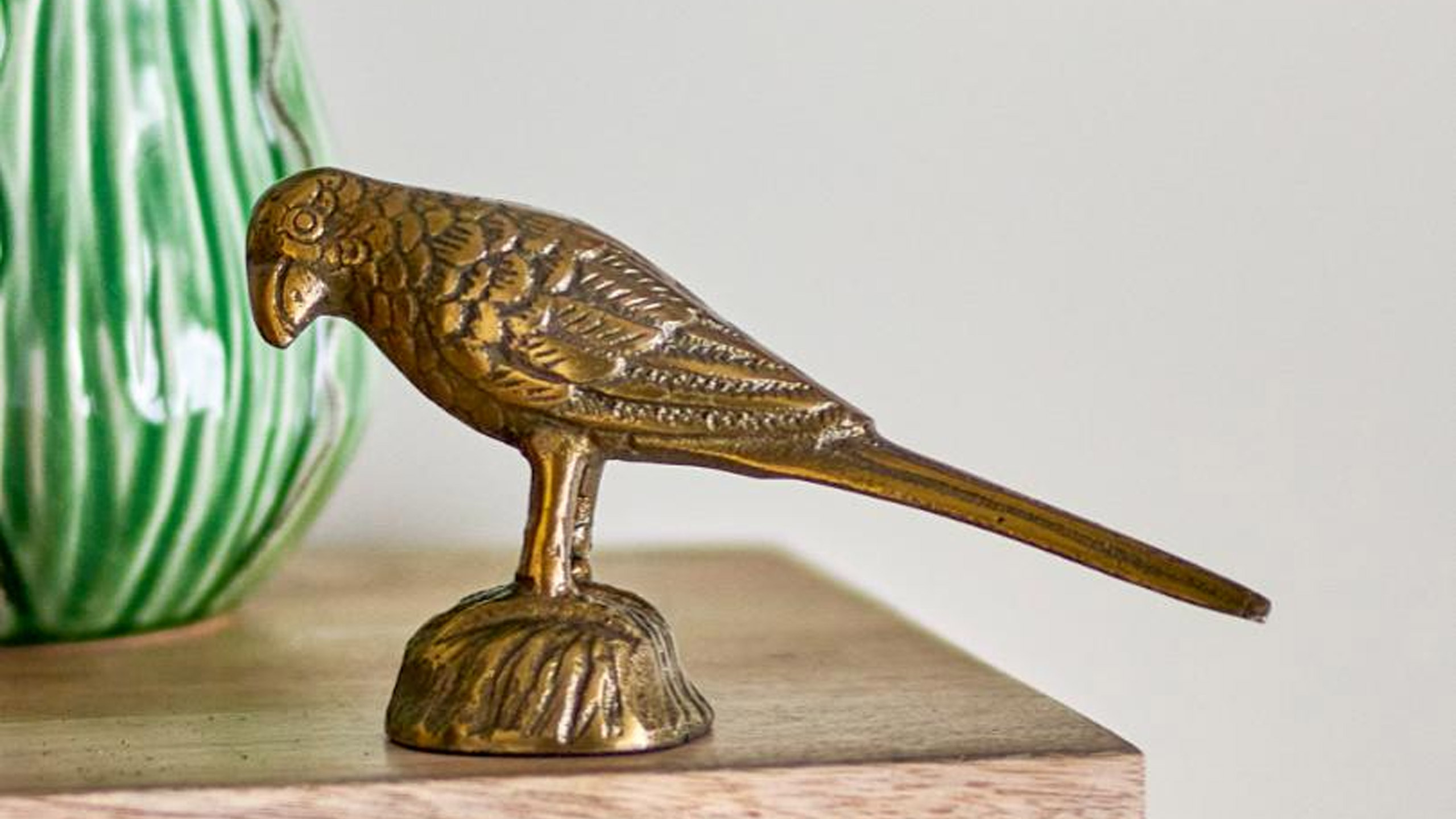 bloomingville soli dekovogel aus messing auf einem holzschrank