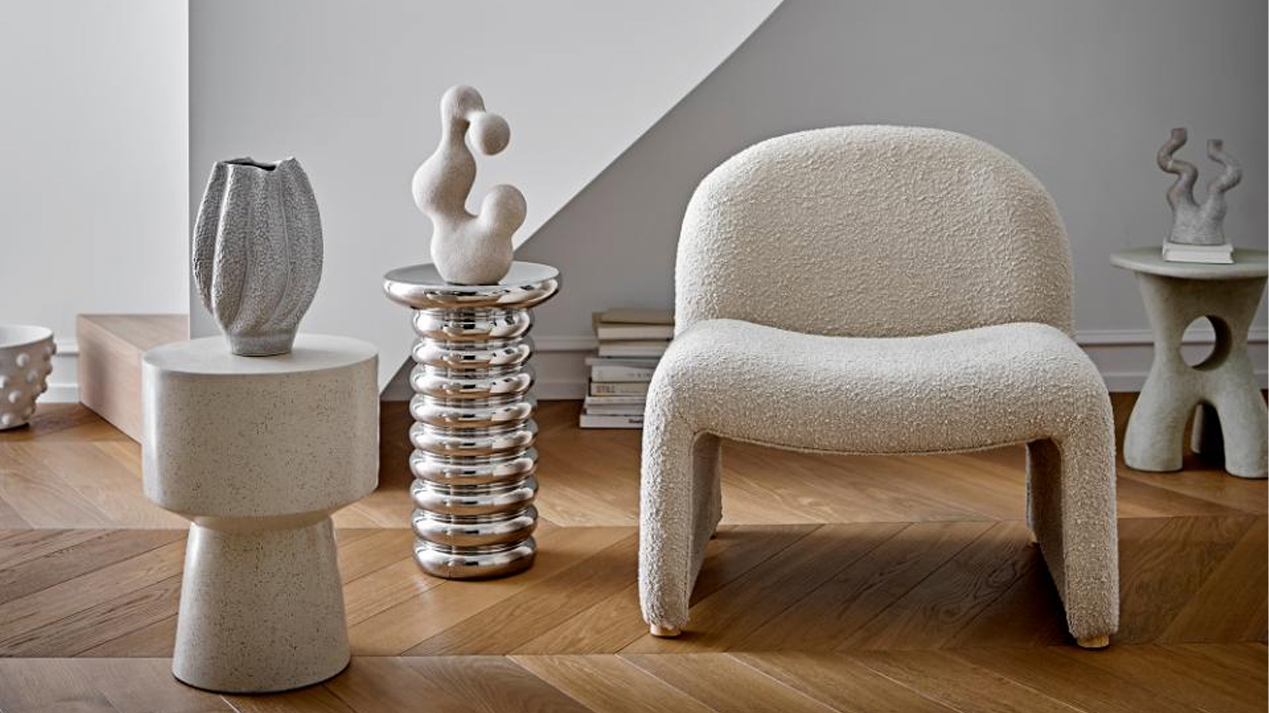 bloomingville spike beistelltisch aus chrom neben einem boucle sessel