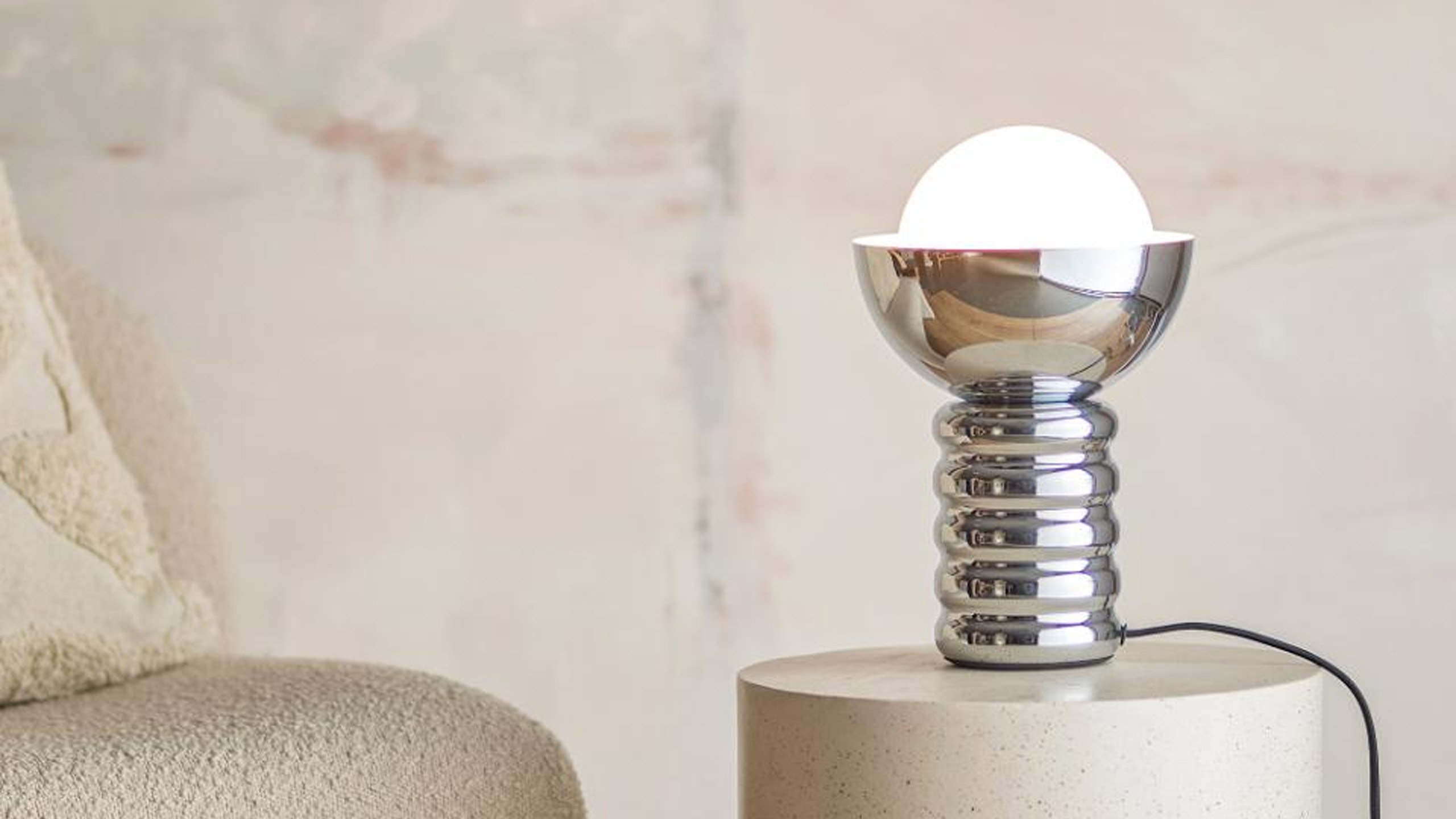 bloomingville spike tischlampe aus chrom auf einem beistelltisch