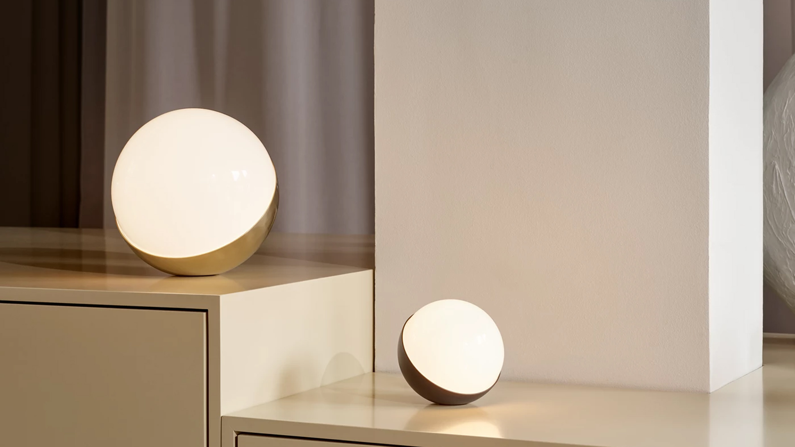 zwei verschieden große louis poulsen vl studio lampenkugeln aus messing