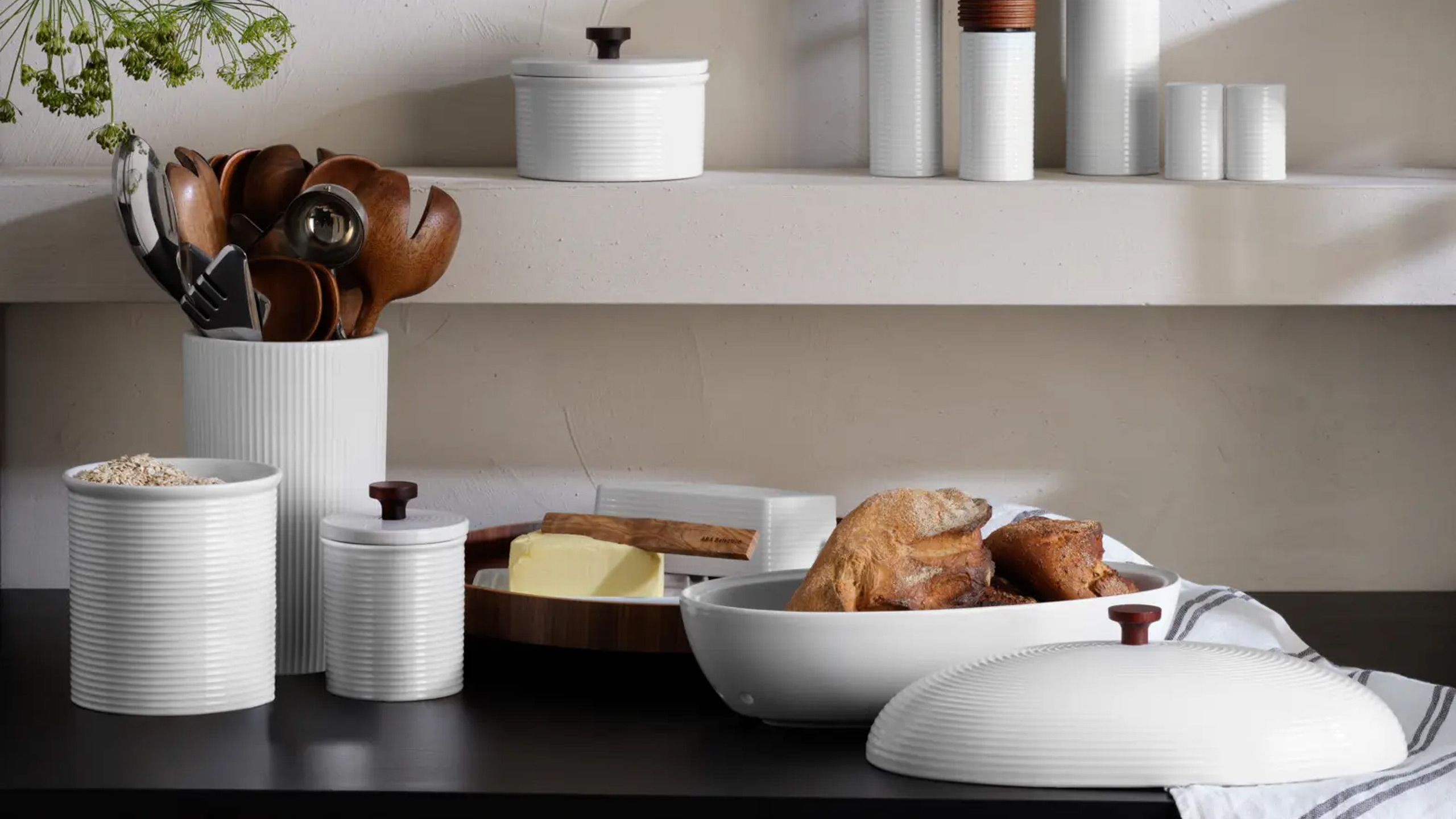 asa selection kitchen'art brottopf aus steingut neben anderen küchenbasics in weiß