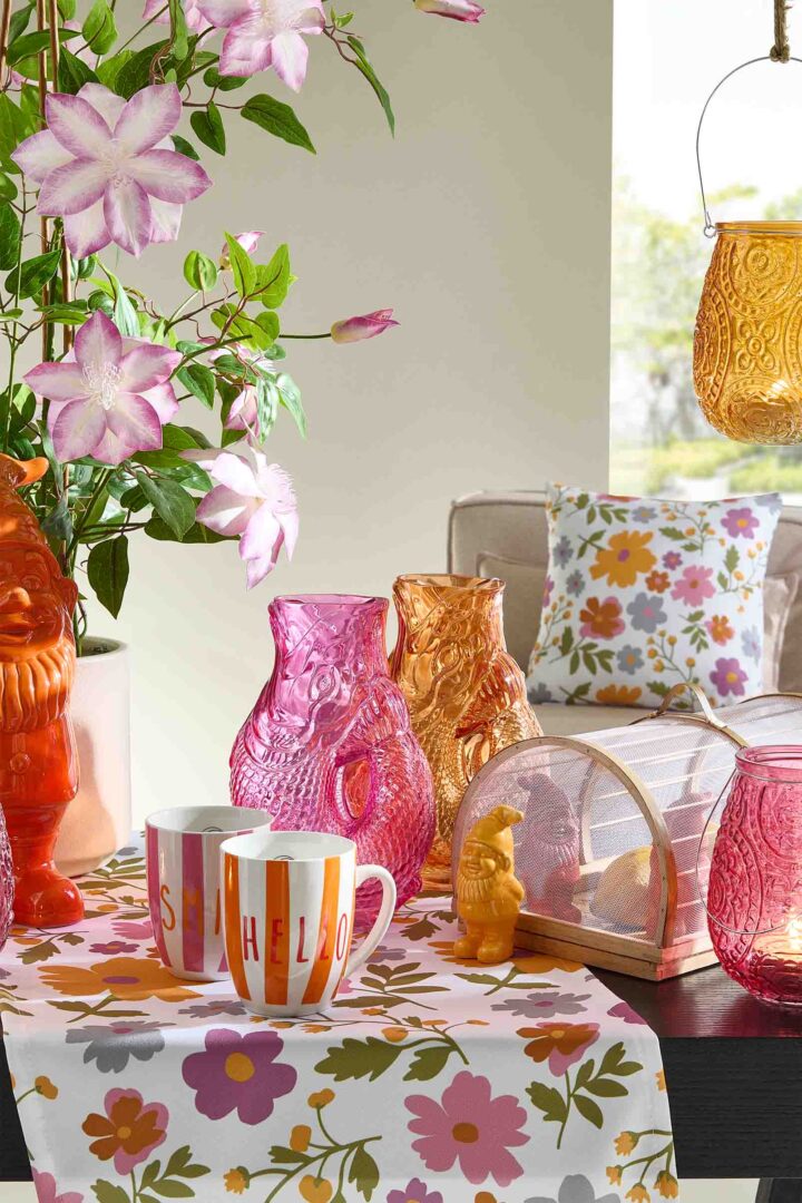 Akzentbild mit buntem Geschirr und Gläsern