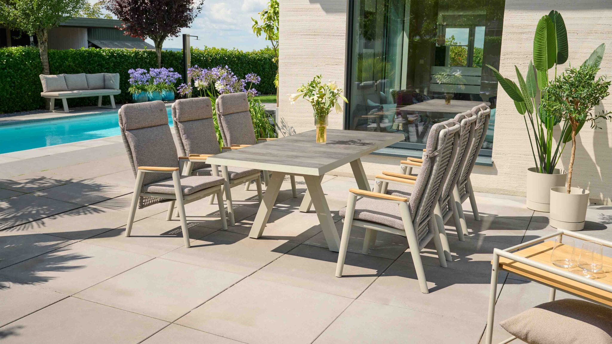 Helle Garten-Essgruppe am Pool